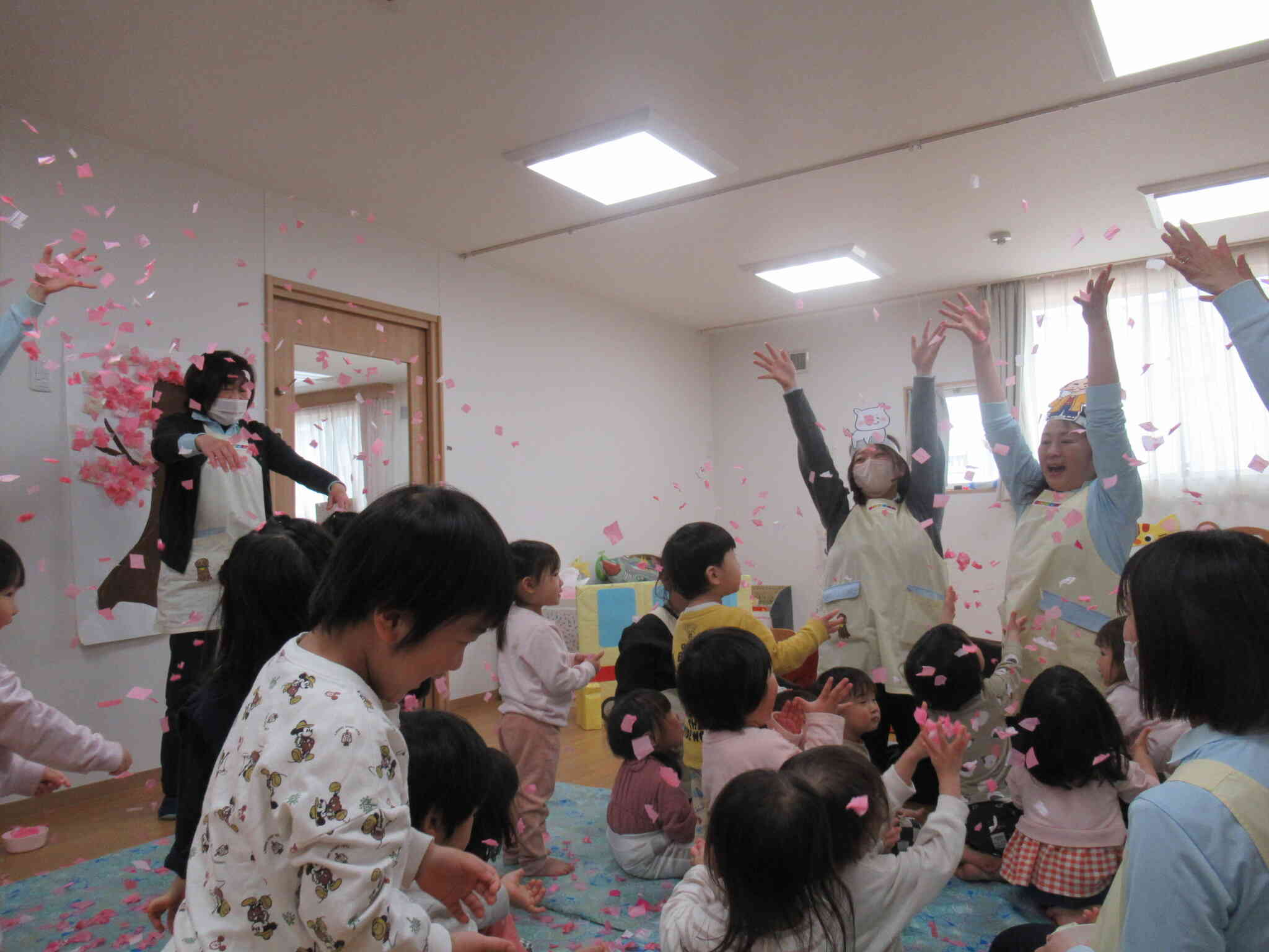 未満児さんの先生からのお祝いは『コント！？はなさかじいさん』枯れ木に鮮やかな桃色の桜が満開となりました。
