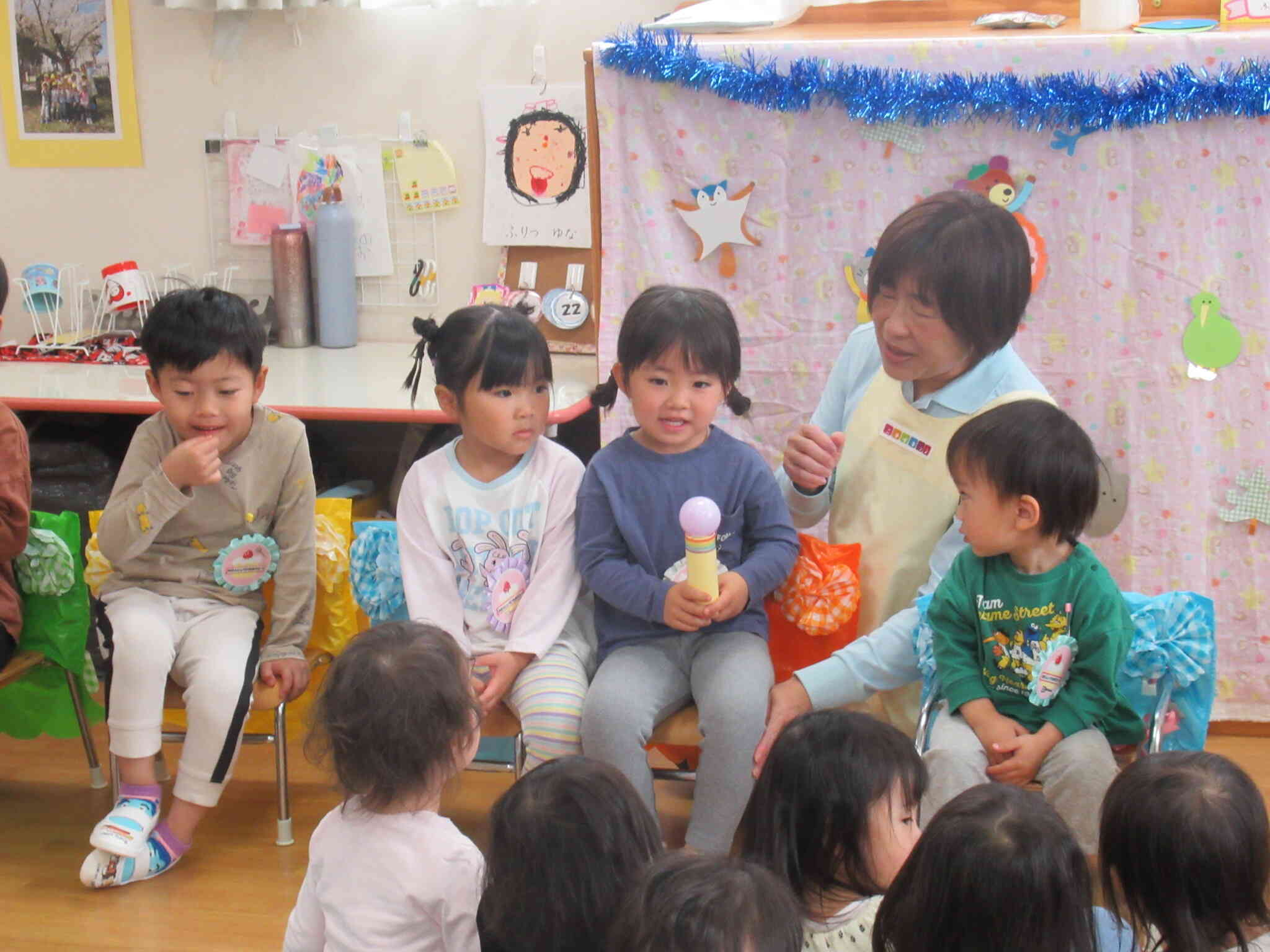 インタビューを受けていますよ！「どんな色が好き？」「みずいろ！！」