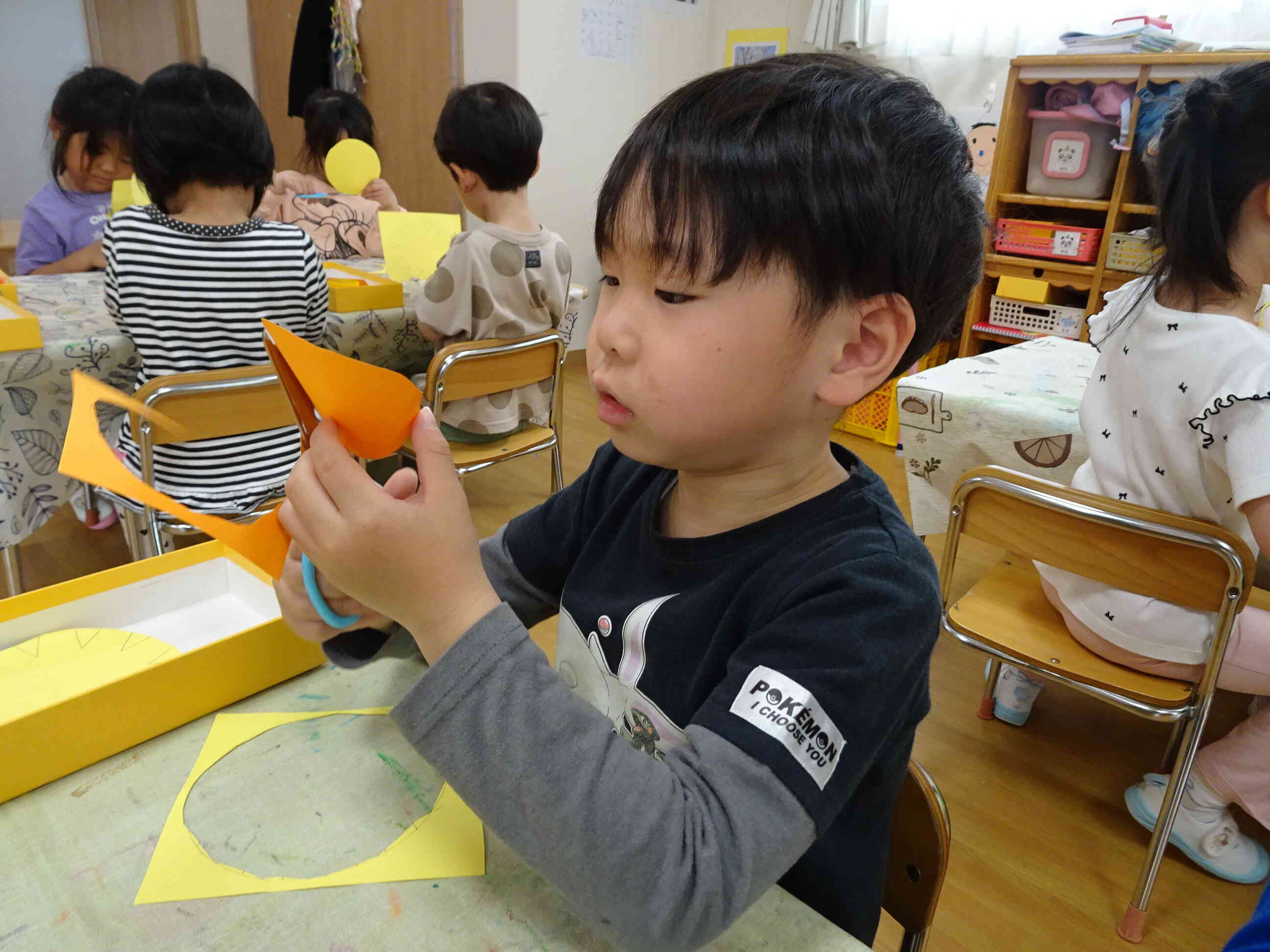 線にそって丁寧に切っていくよ！