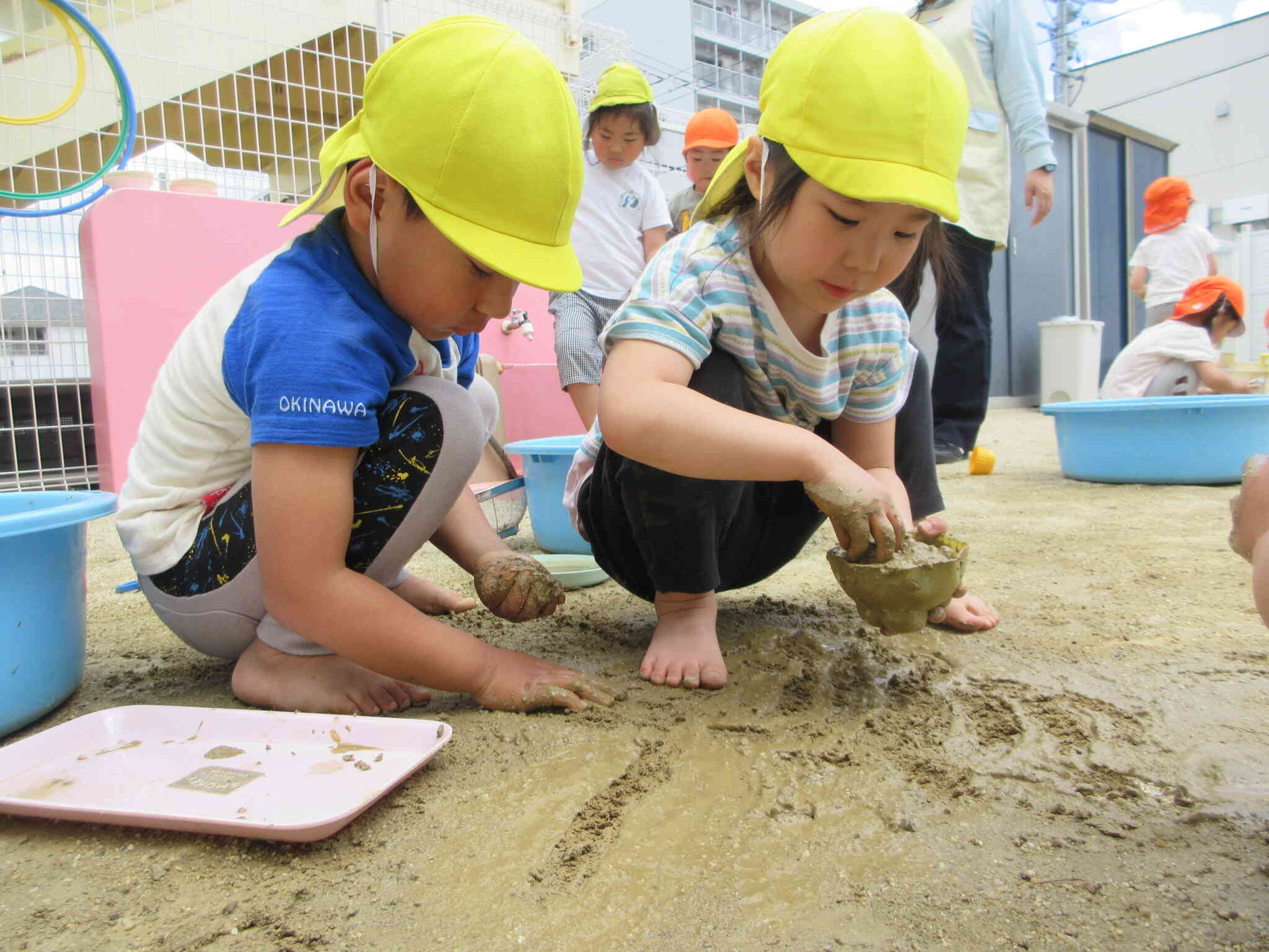 ここの泥はぷにぷにで作りやすそうだよ！