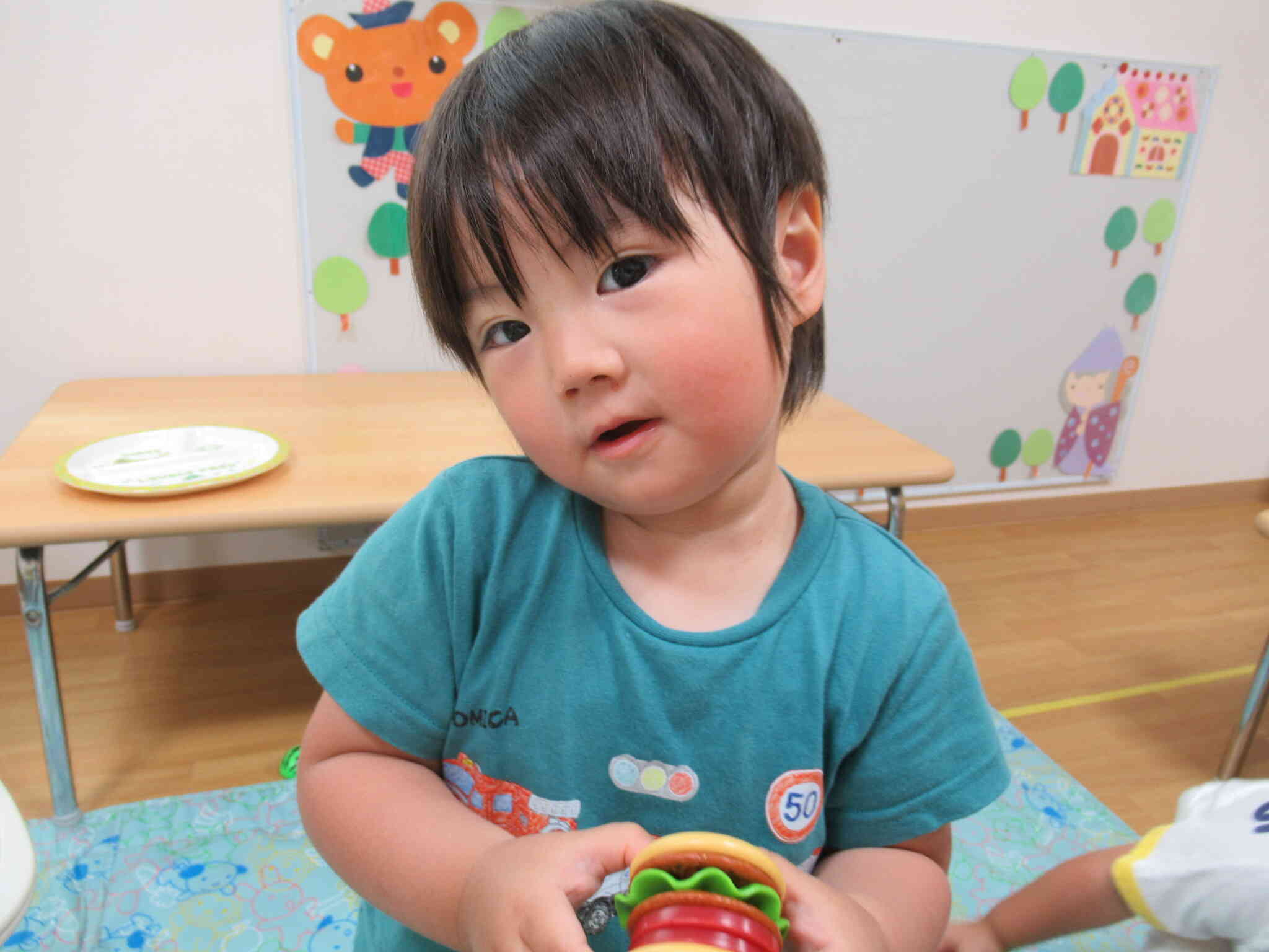 追いかけっこが終わった後はままごと遊びをしました。ハンバーガーできたよ！