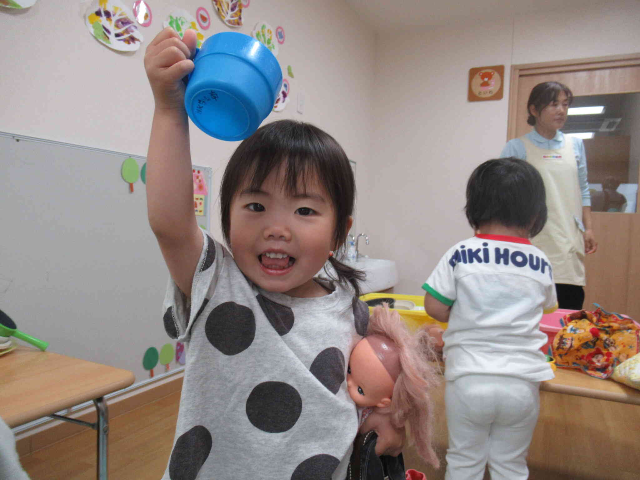 元気いっぱいで「カンパーイ！」