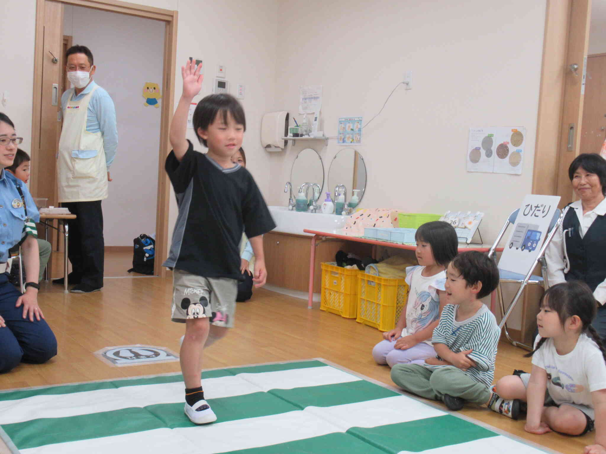 手を挙げて横断歩道を渡りましょう。
