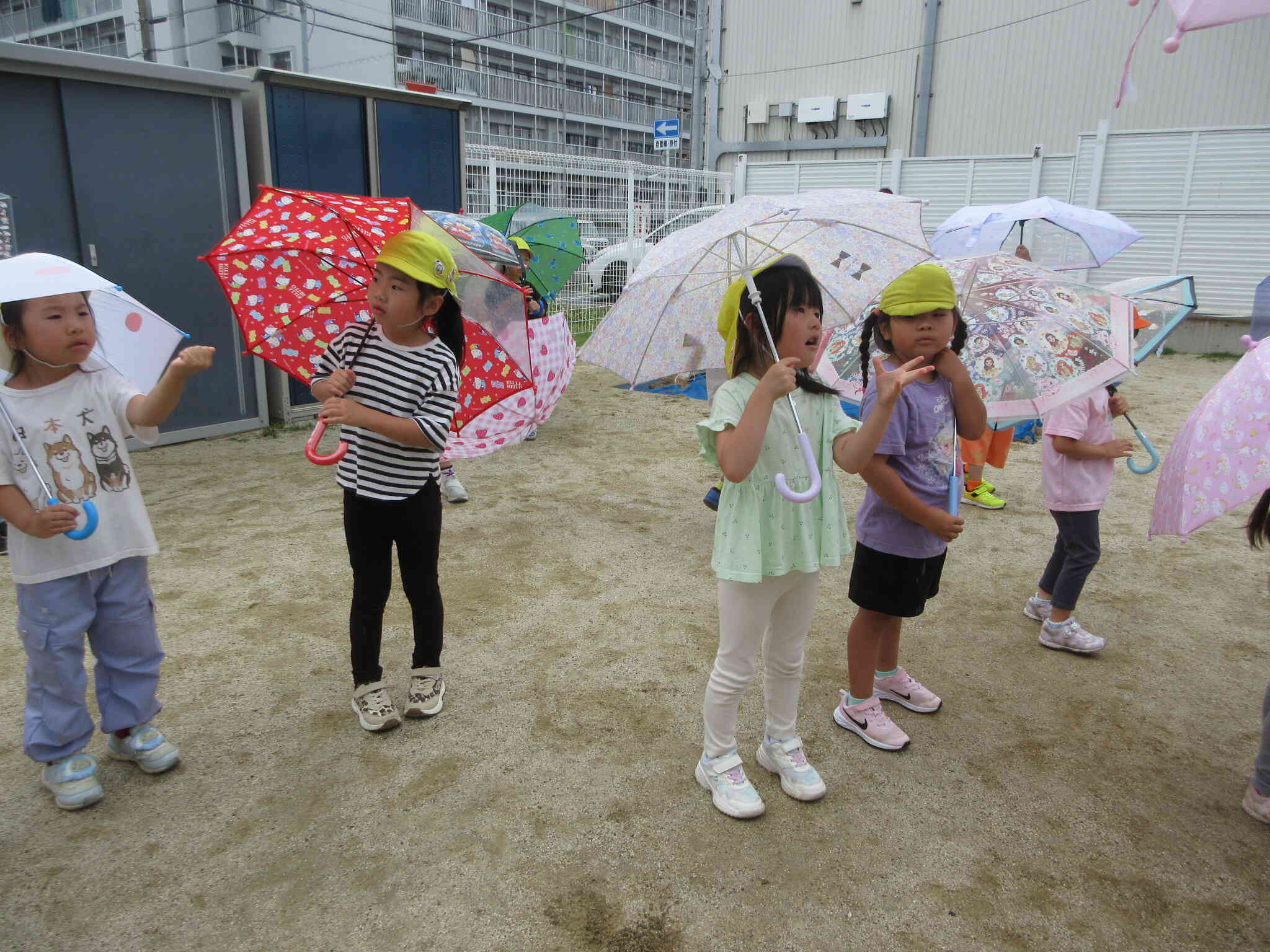 きりん・ぱんだ組　新聞遊び～雨や傘を作ってみよう～