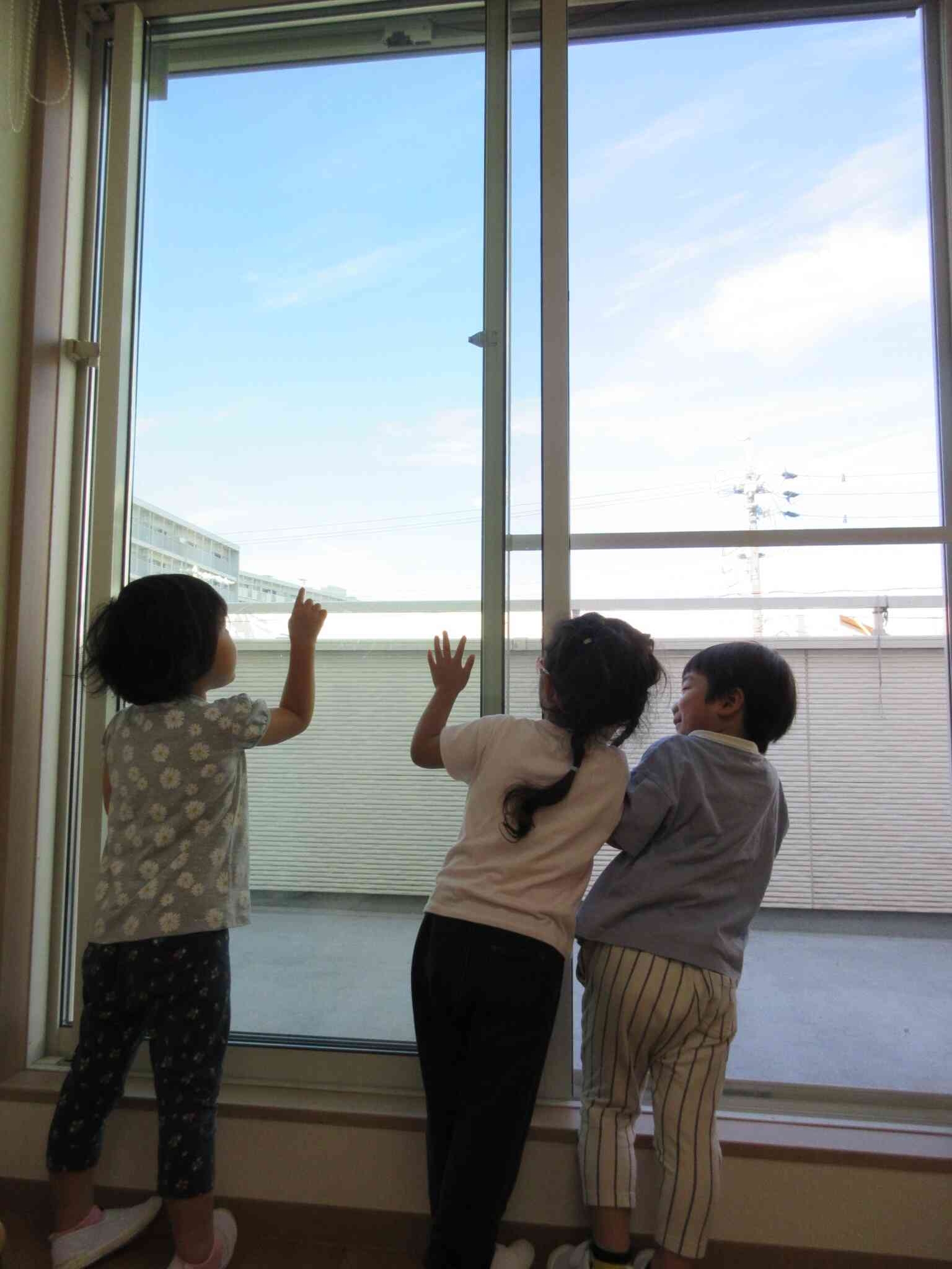 「こっちはわらっているよ」「こっちは、ちょんまげしているよ」と、楽しい想像の世界が広がっています。