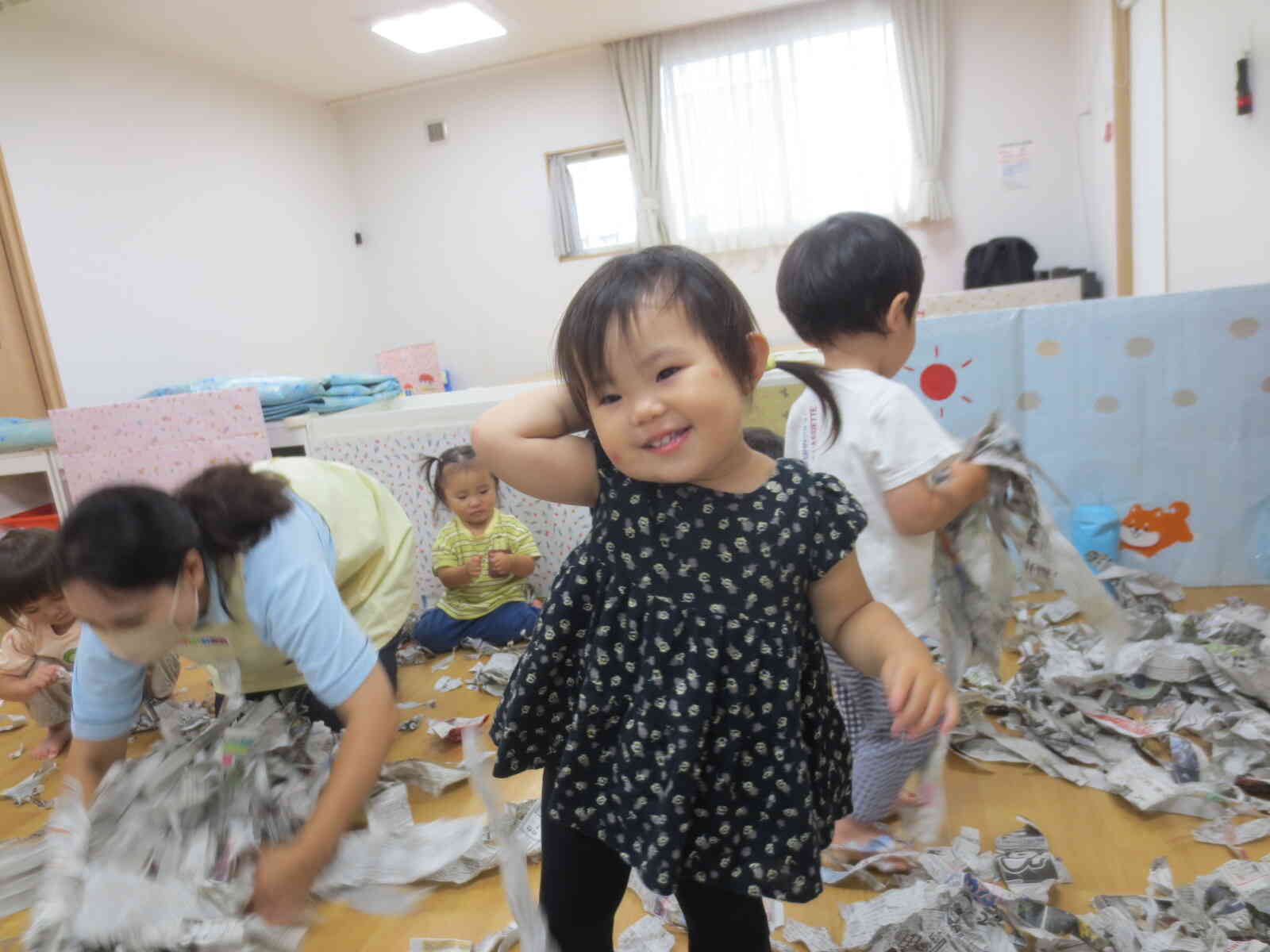 あひる組　新聞遊び