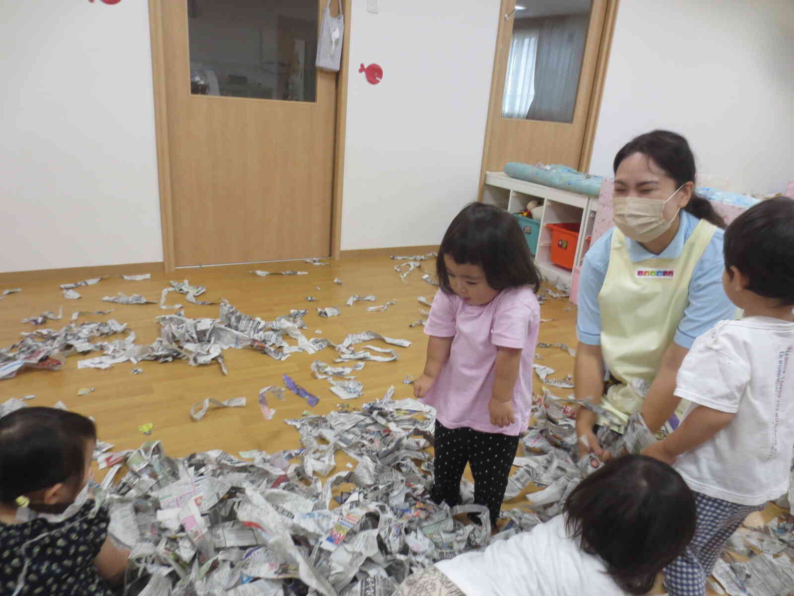 「う～～」上から新聞が・・・