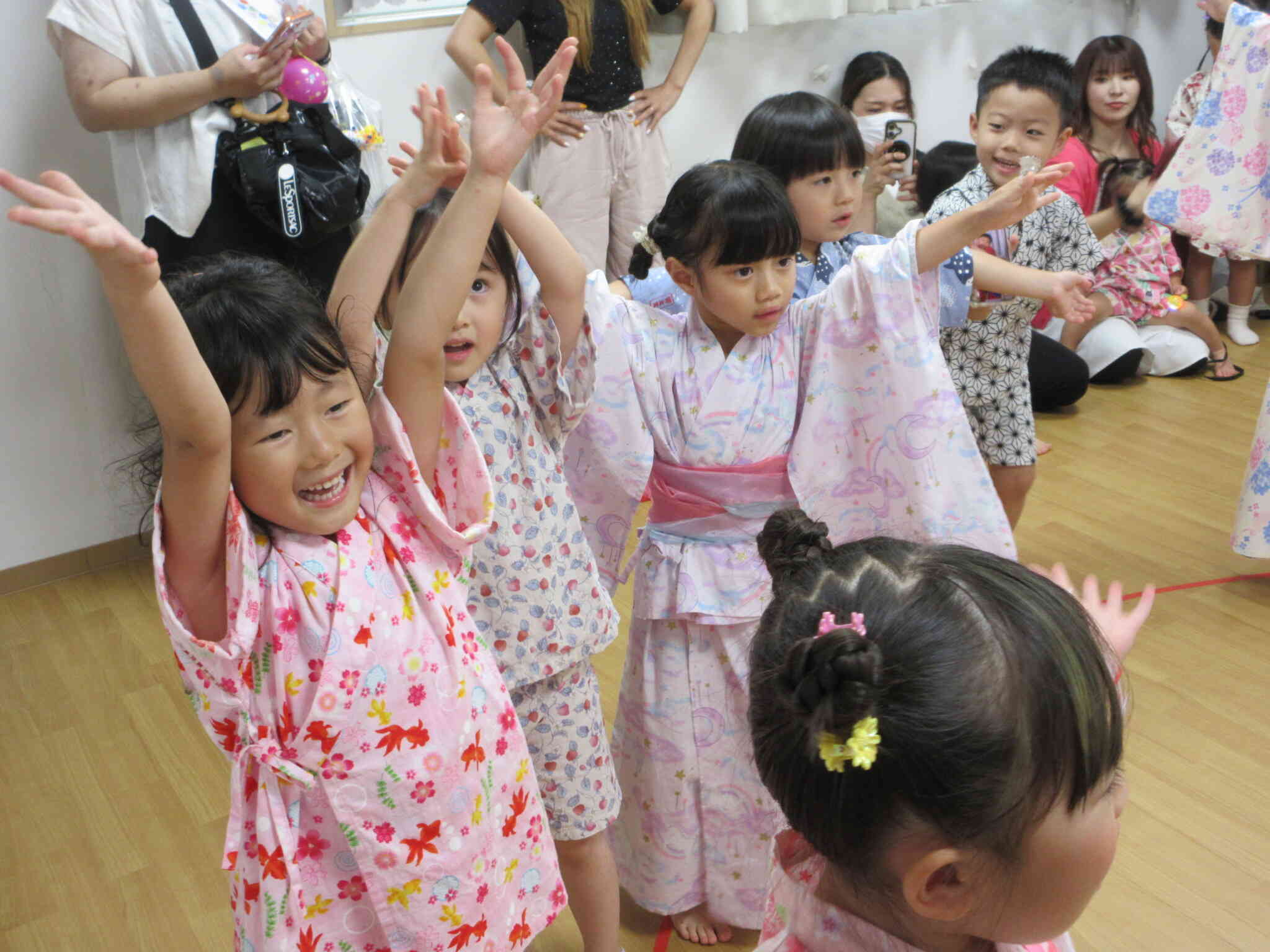 雨のため、室内での盆踊りとなりましたが、太鼓のリズムに合わせてみんなで楽しみました。