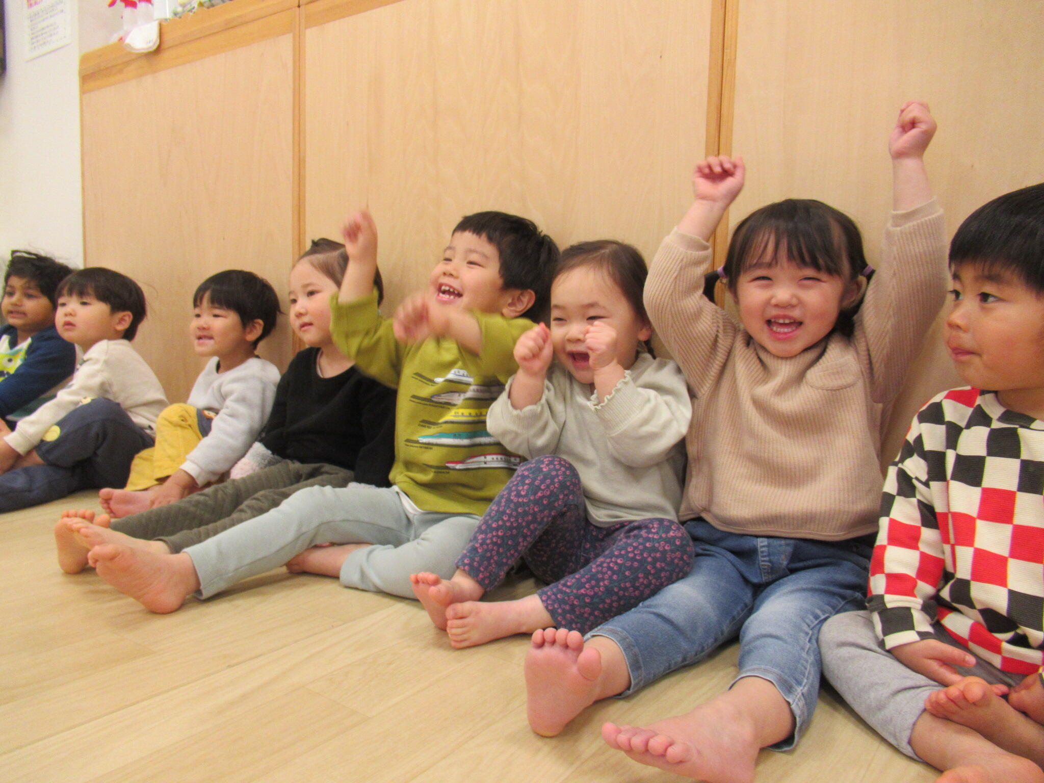 やったやったー！答えが正解だと観客席は大盛り上がりです！