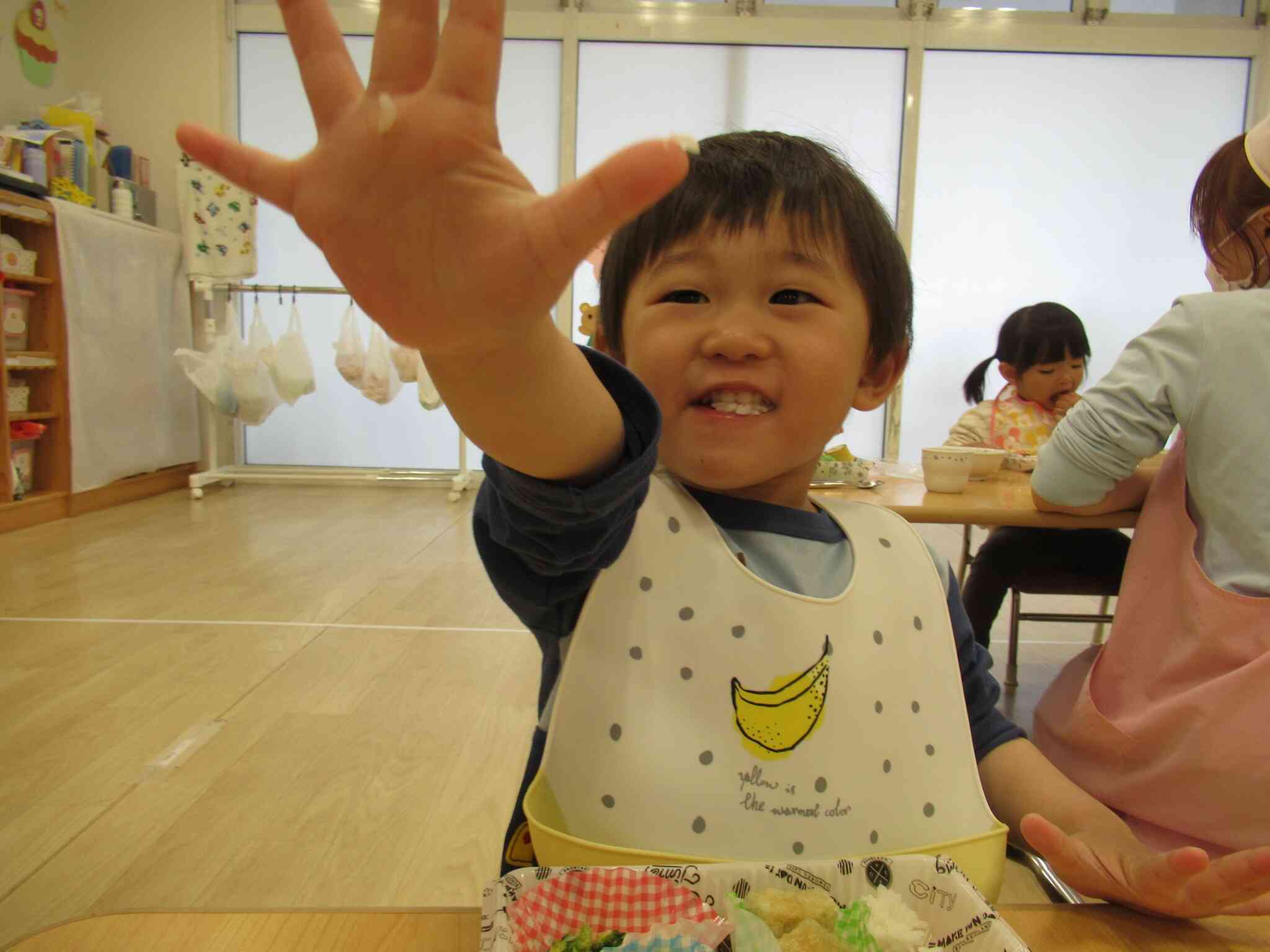 おててについたおにぎりもおいしいよ♪