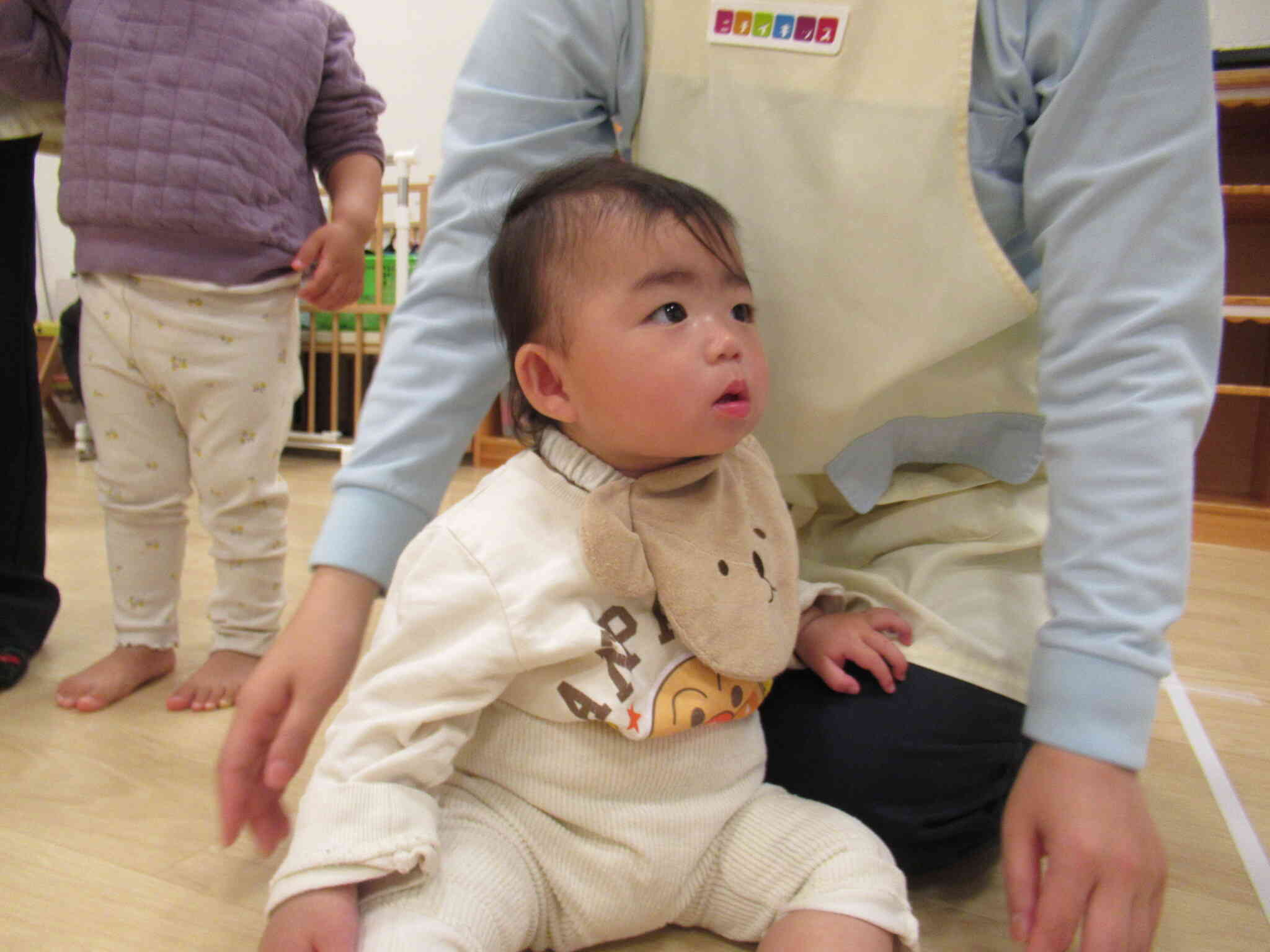 0歳児クラスのお友だちも、先生と一緒に見学をしました。興味津々です！