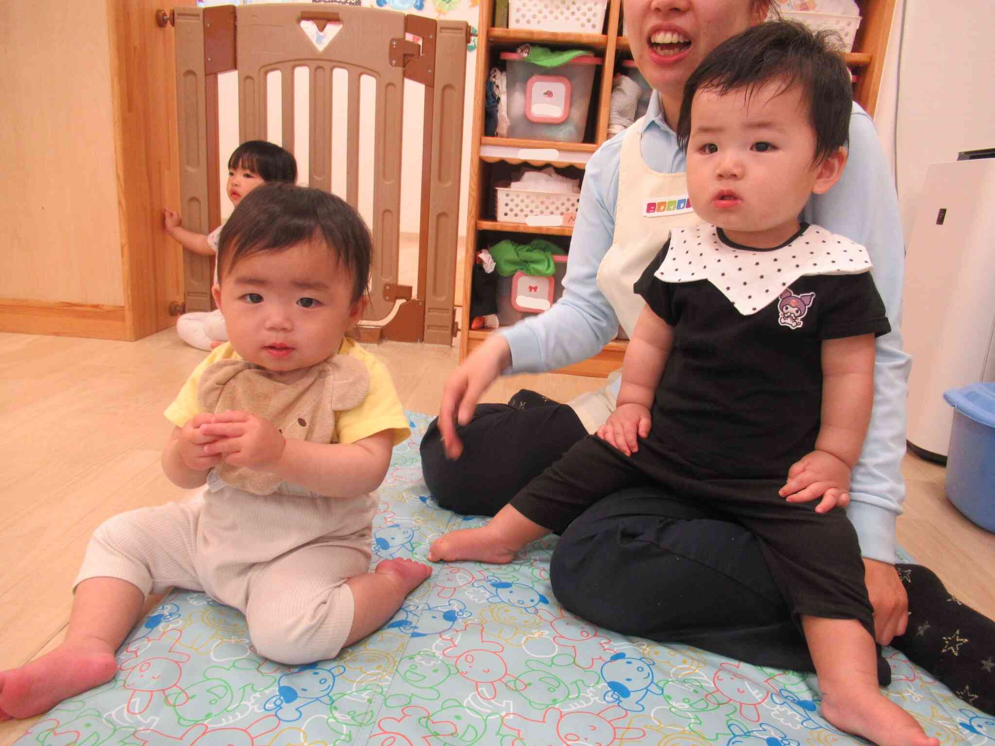 ひよこ組さんも仲良く見学中です！