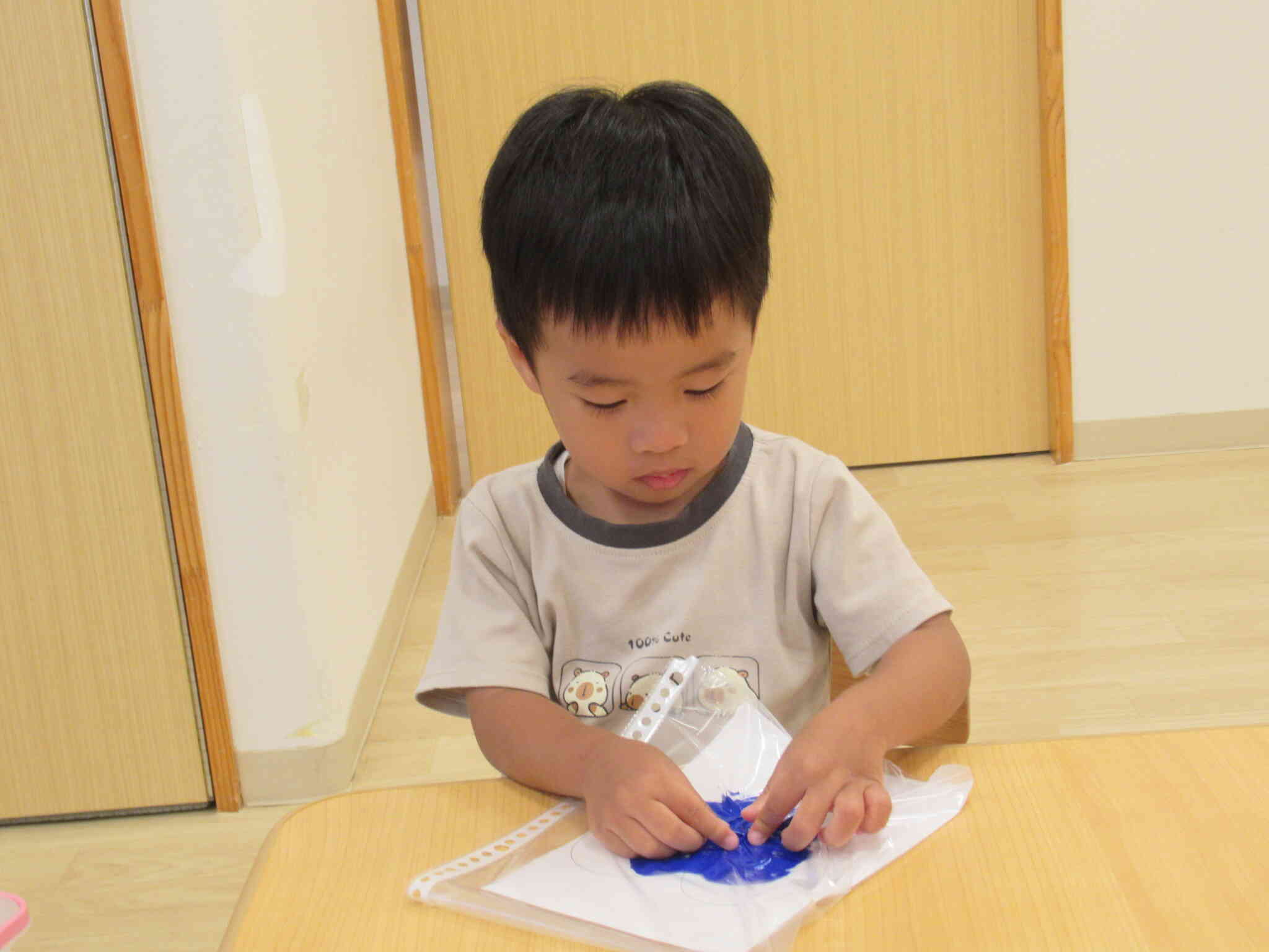 指で押して…とっても真剣です！