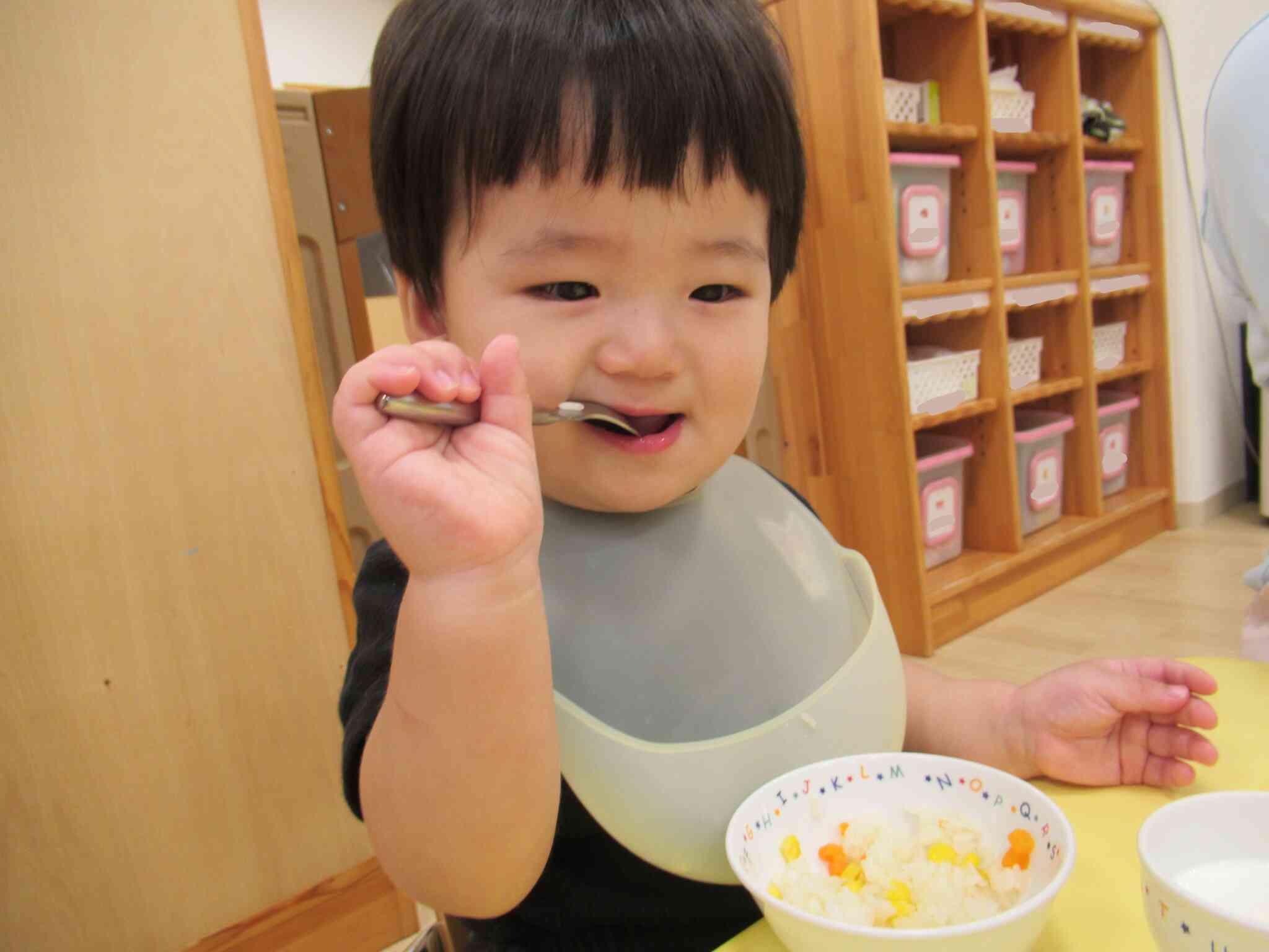ひよこさんもスプーンを上手に使えるようになってきました！