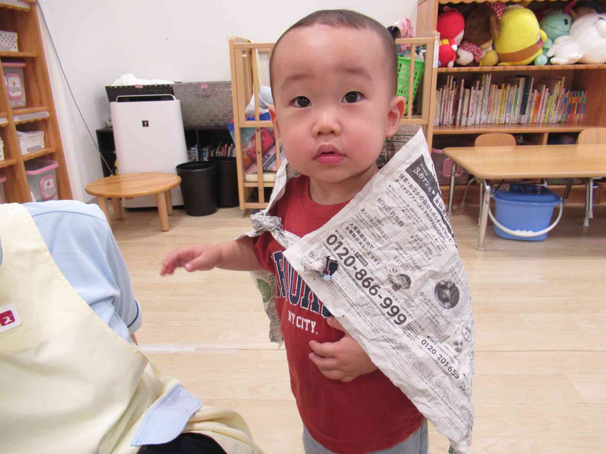 新聞紙マント、かっこいいでしょ?