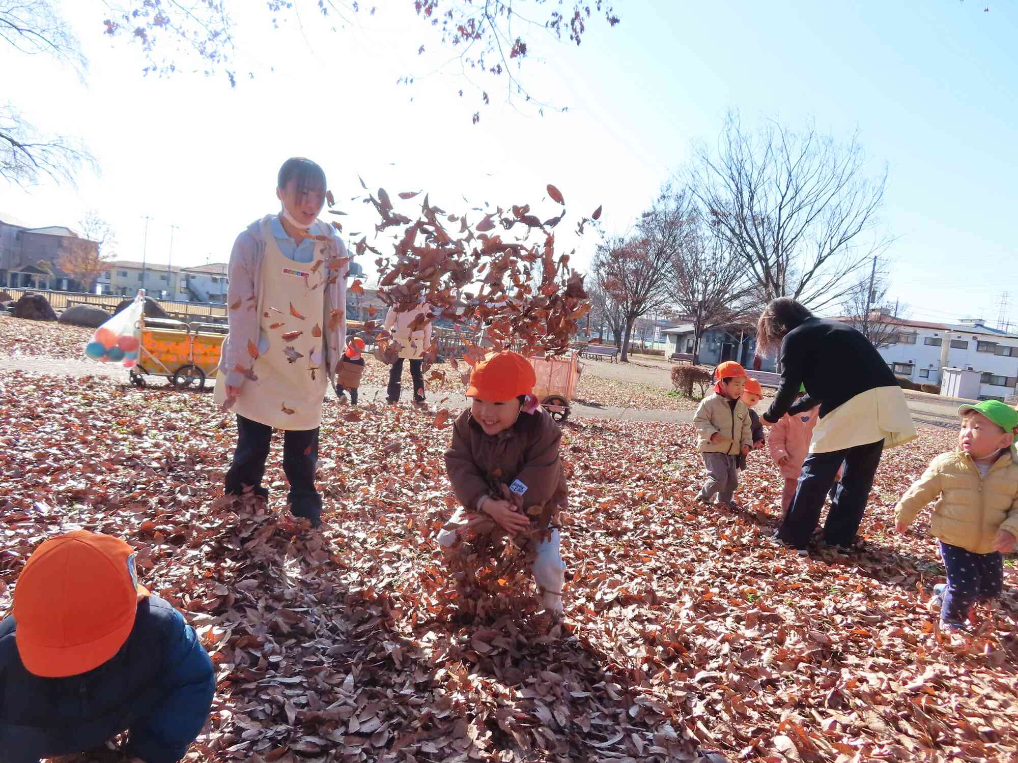 おもいっきり落ち葉あそび！
