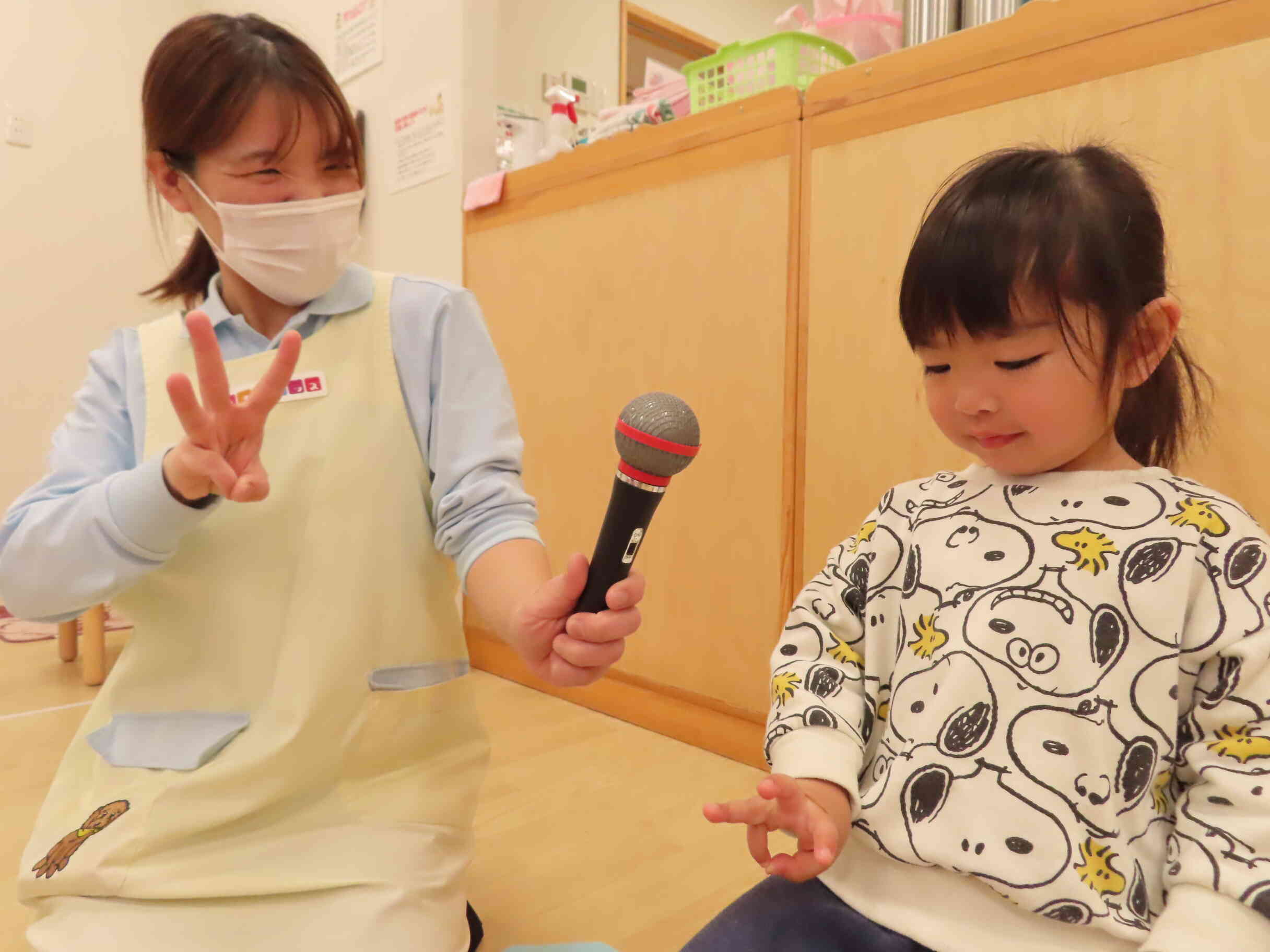 ちょっと恥ずかしいけど…3歳の『3』を指で見せてくれました♪