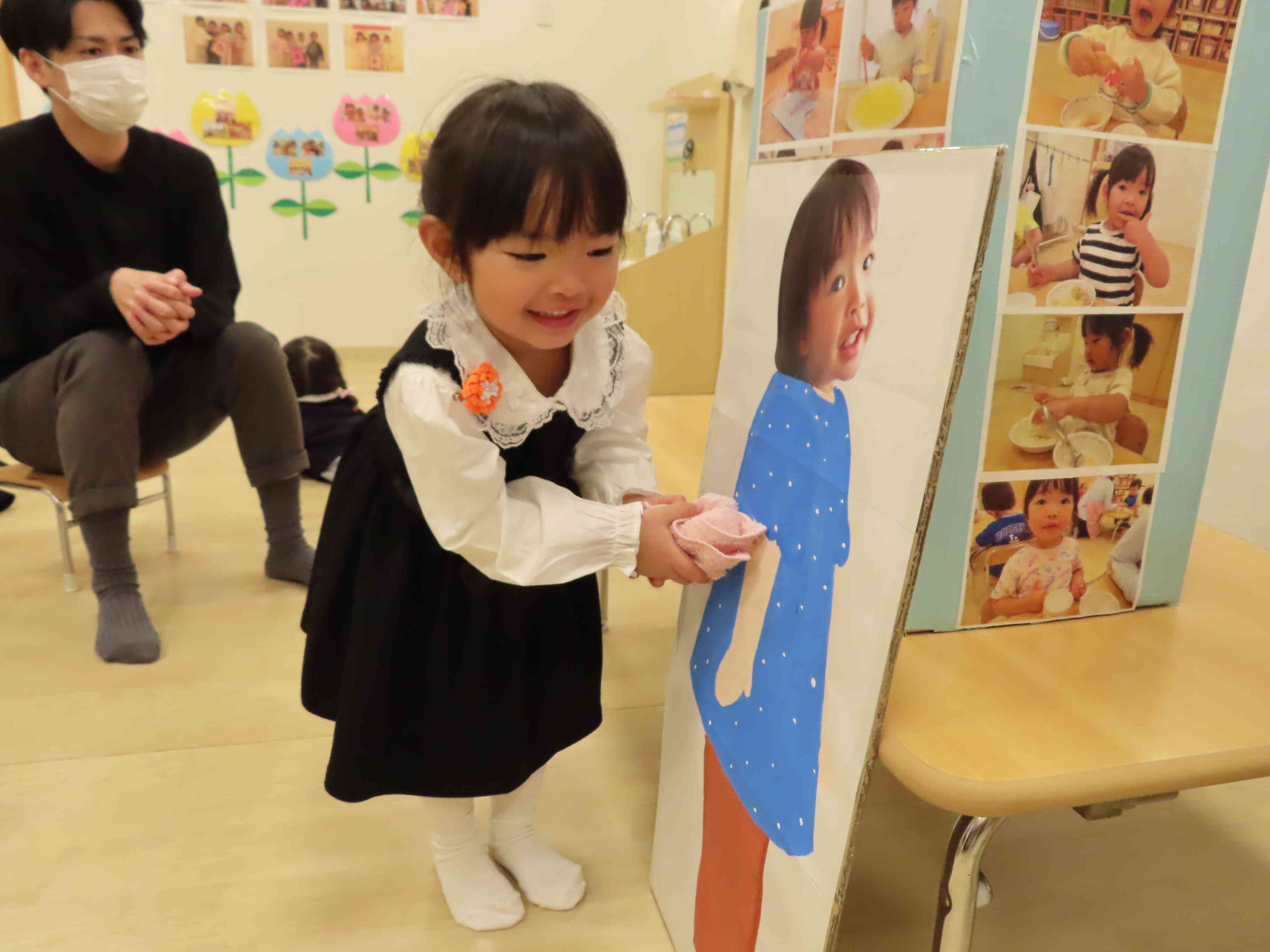 等身大パネルに興味津々！