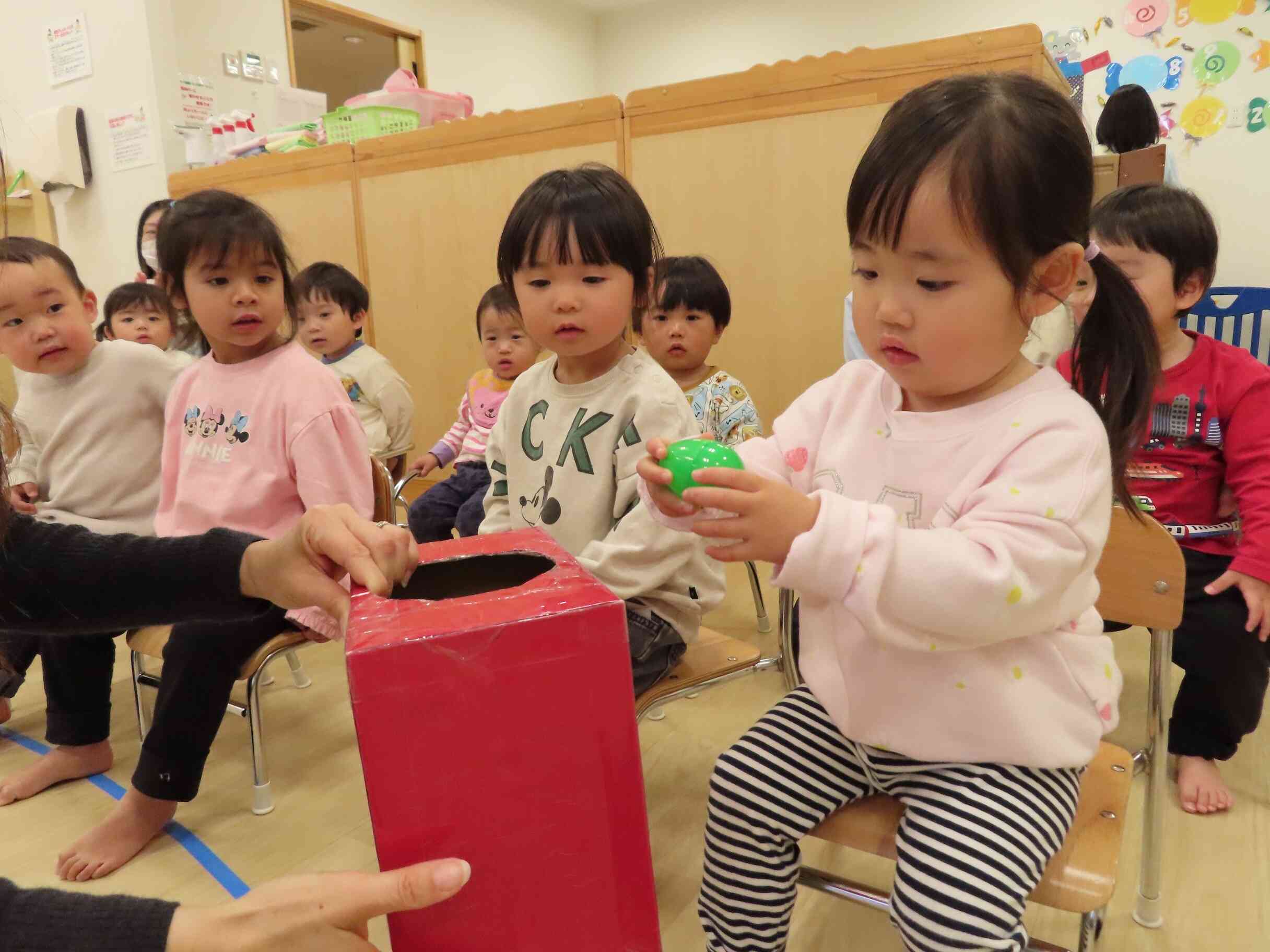 イースターエッグ、箱の中に戻せるかな？