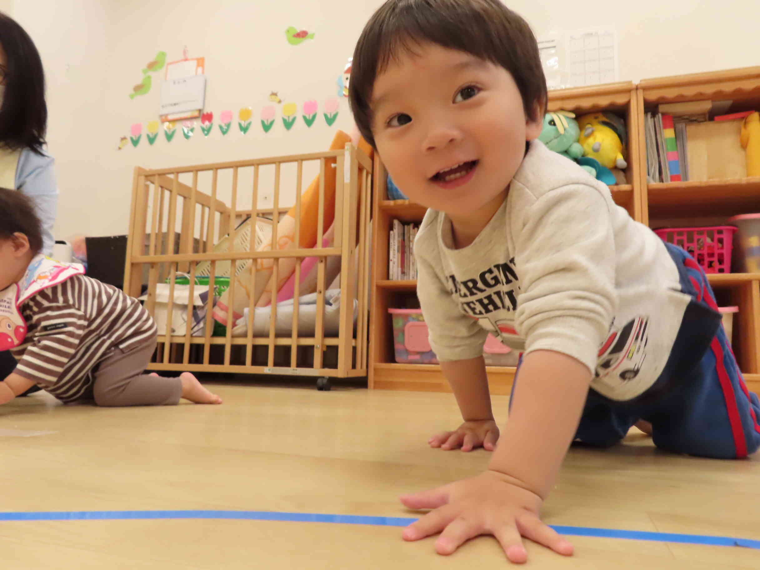 ハイハイで亀さんのモノマネです♪