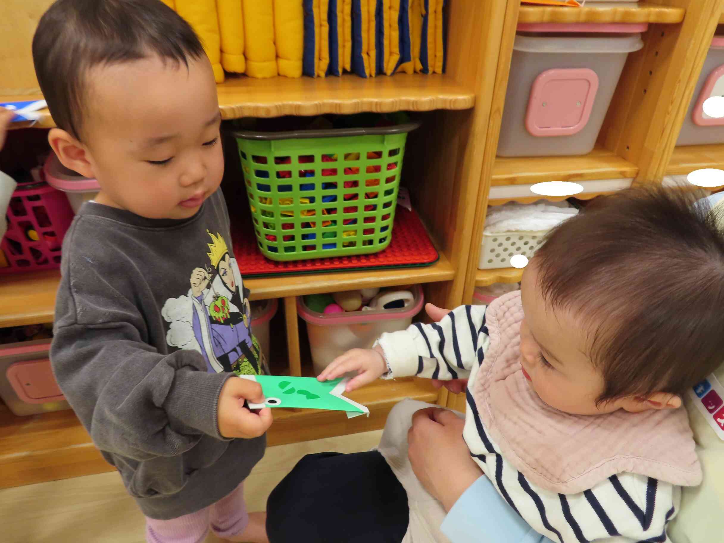 見つけたこいのぼりをひよこ組さんにあげるうさぎ組のお兄さん！とってもかっこいいですね♪