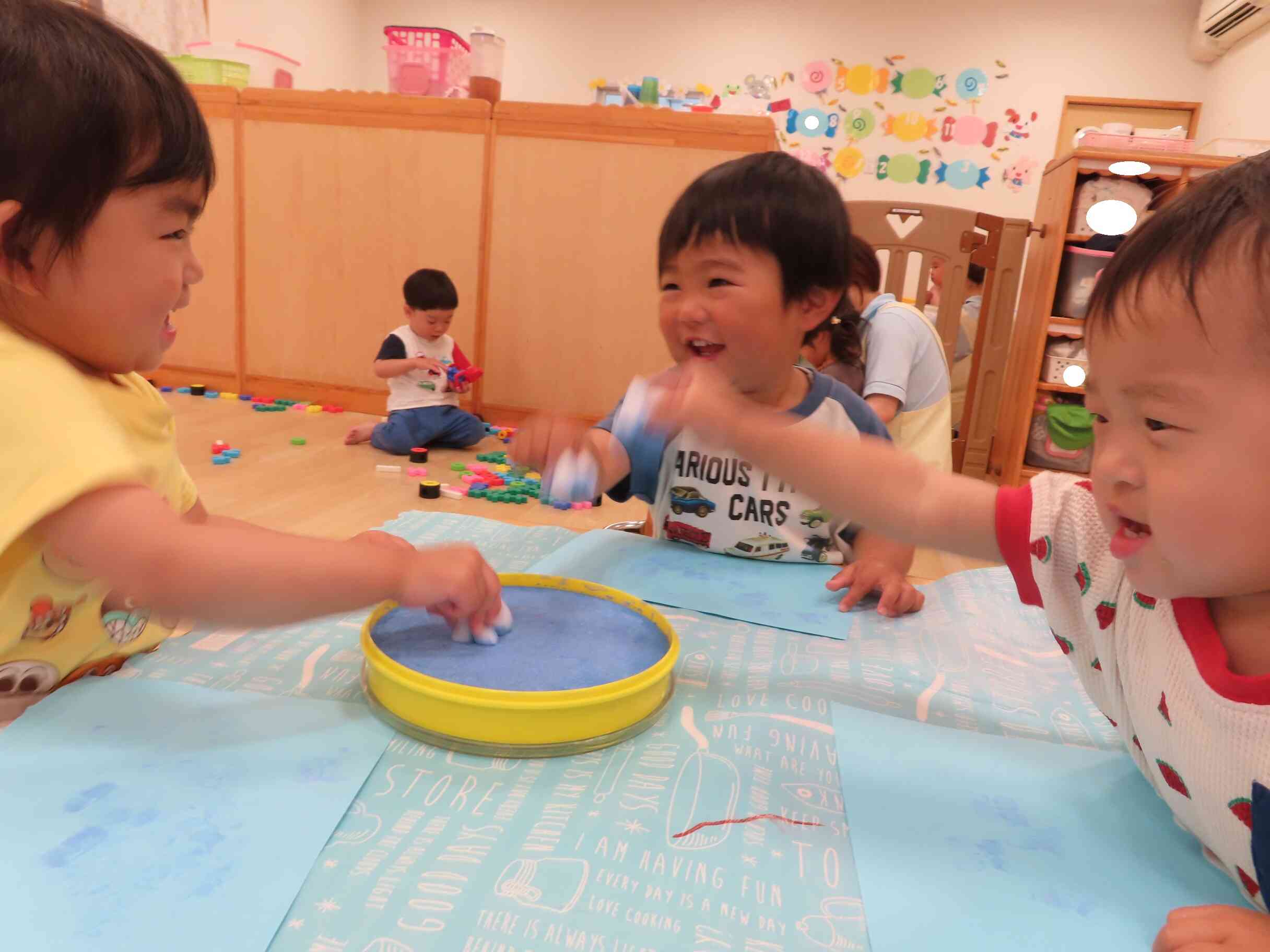 みんなで顔を見合わせて、おもしろ～い♪