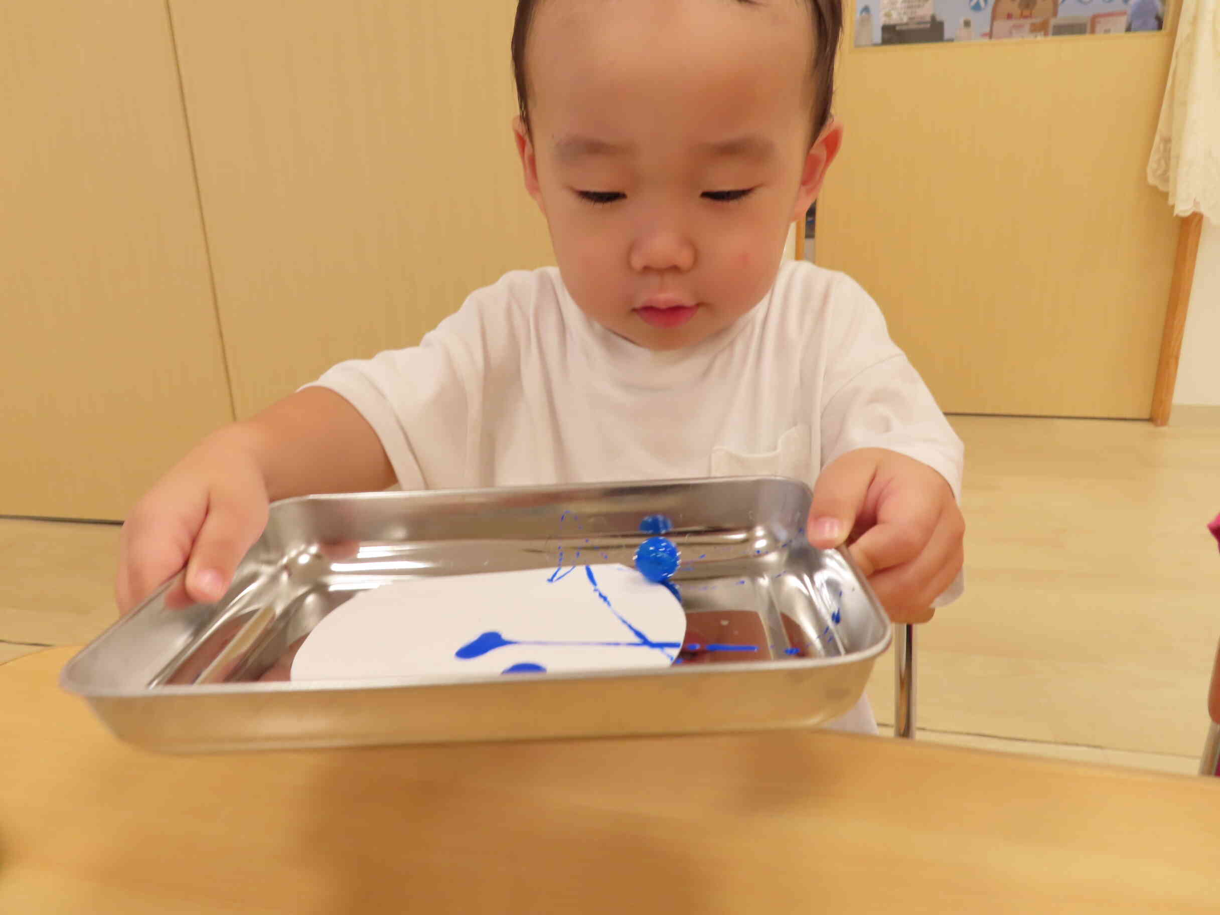ぼくは青の絵の具をコロコロ～！