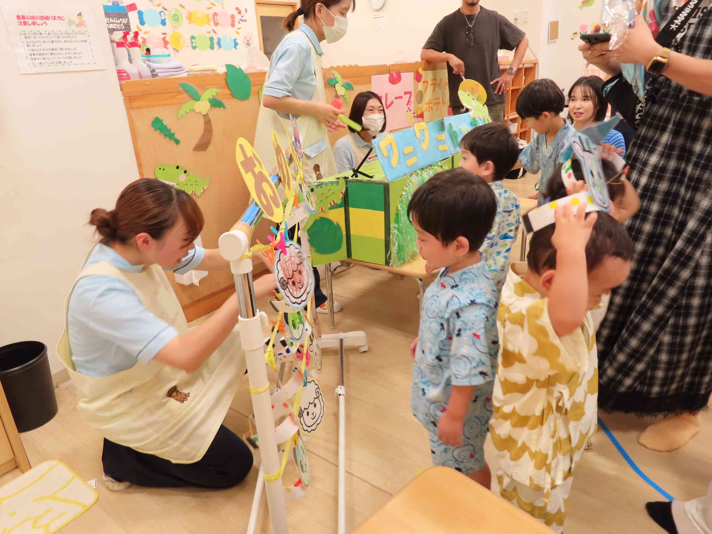 お面屋さん、どれにしようかな？