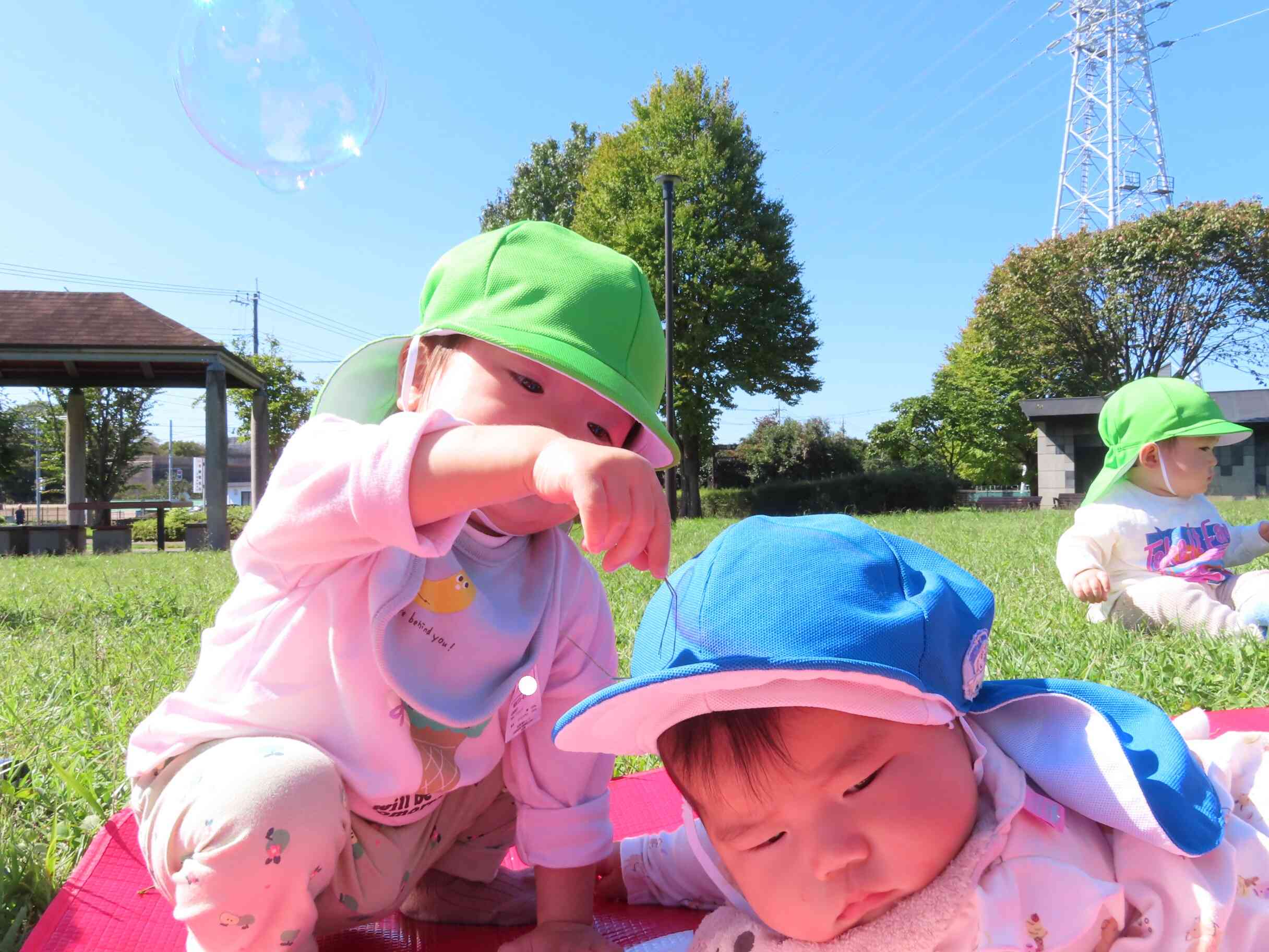 レジャーシートの上でのんびりひなたぼっこ中♪