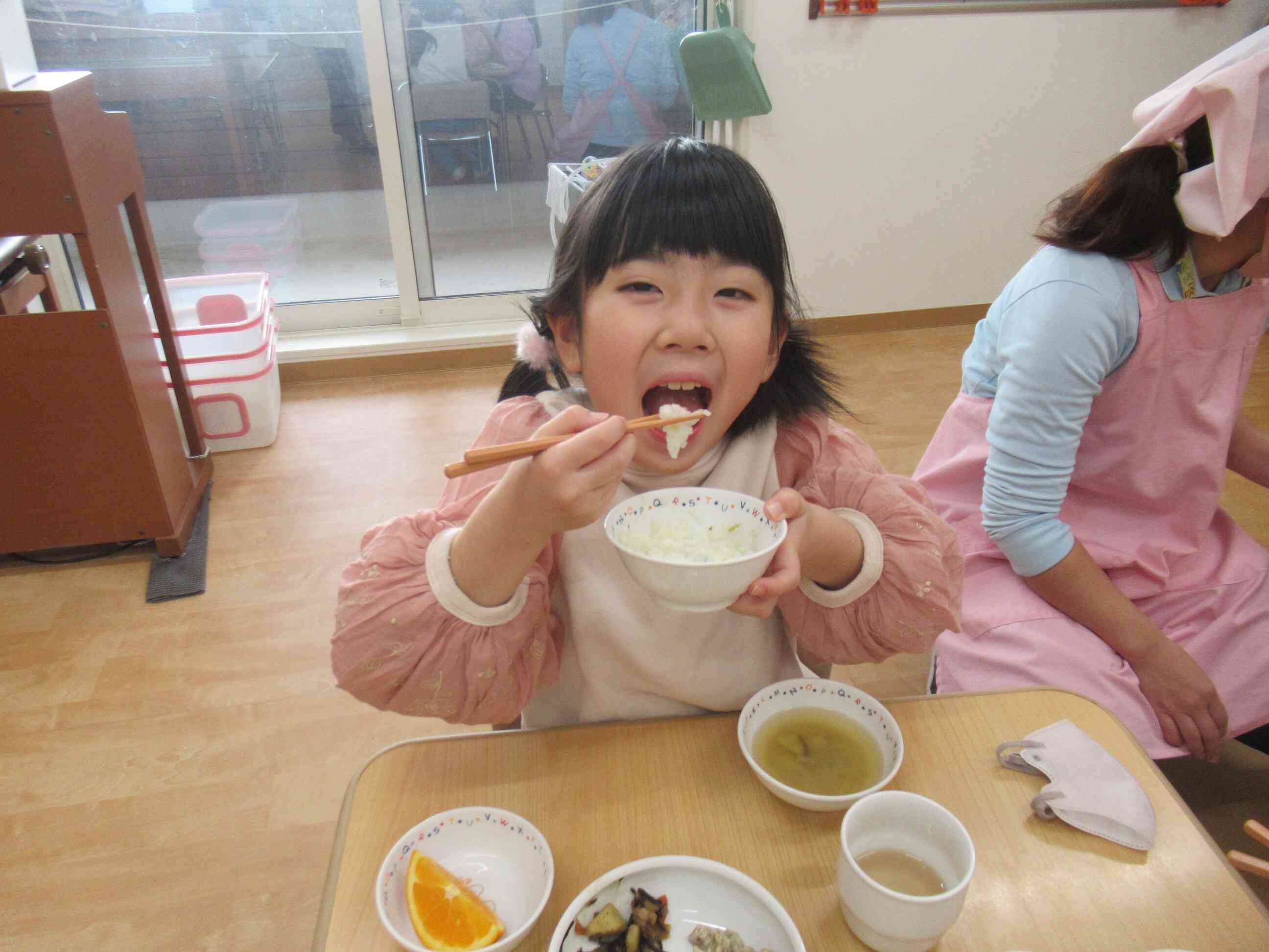今日の給食は七草がゆ！きりん組さんでは「おかわり！」の声も！