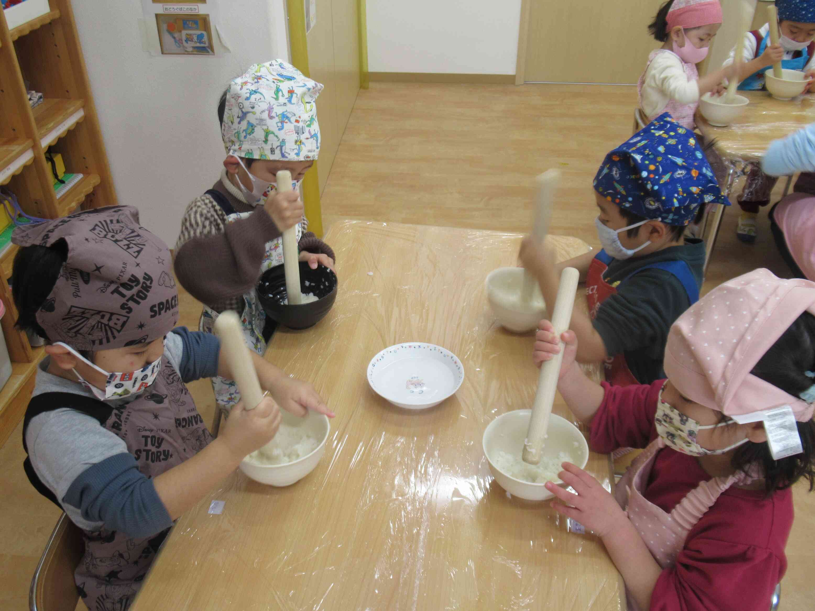 蒸らしたもち米で餅つき！