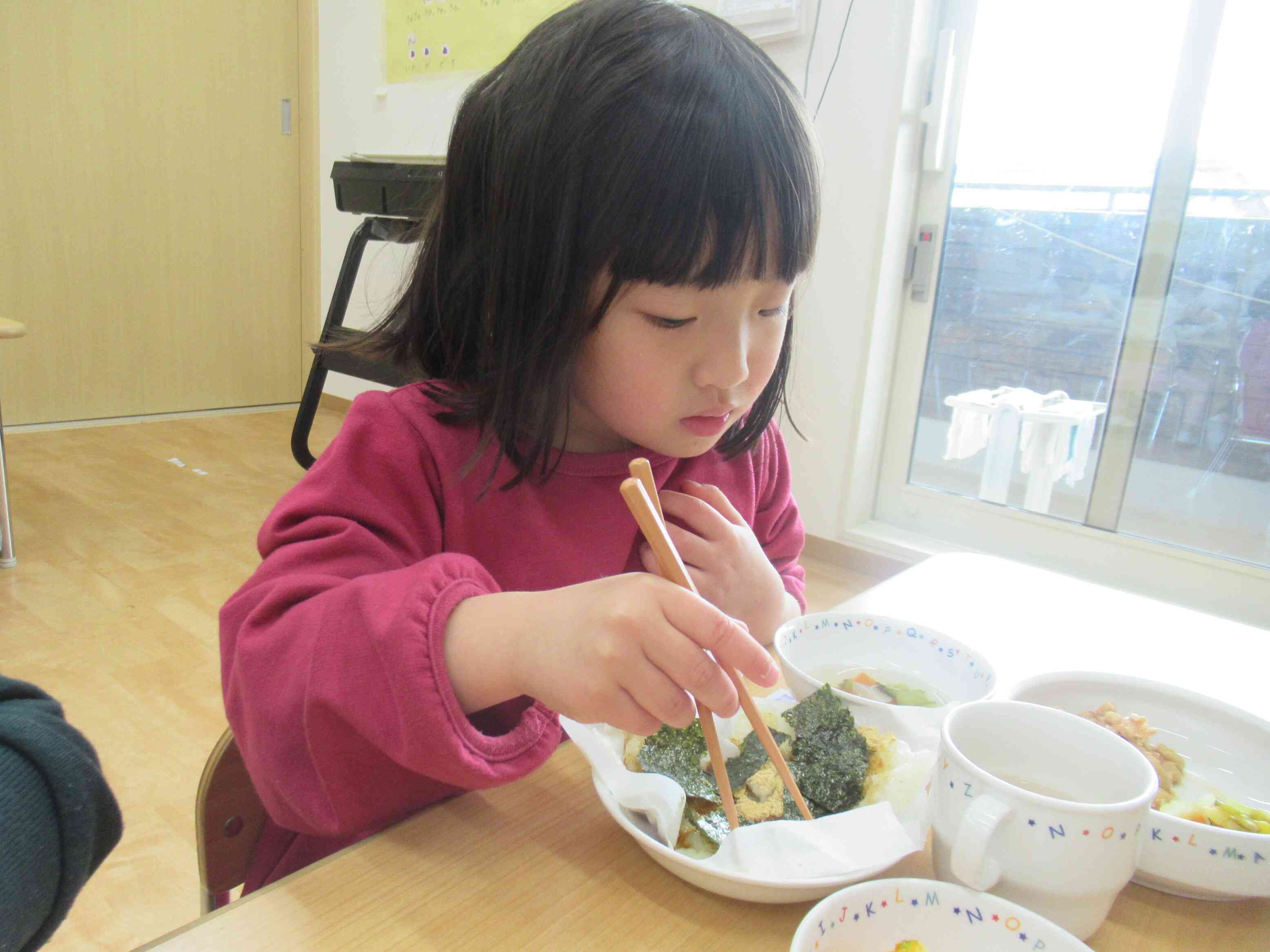 お醤油をつけてのりを巻いていただきました