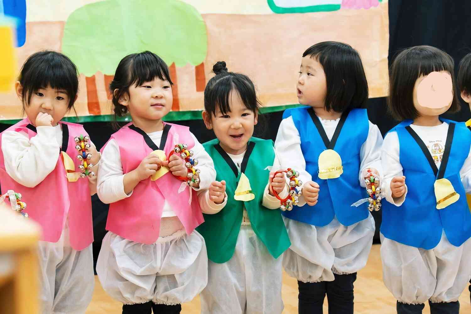 鈴を使って「手をたたきましょう」のうたを！