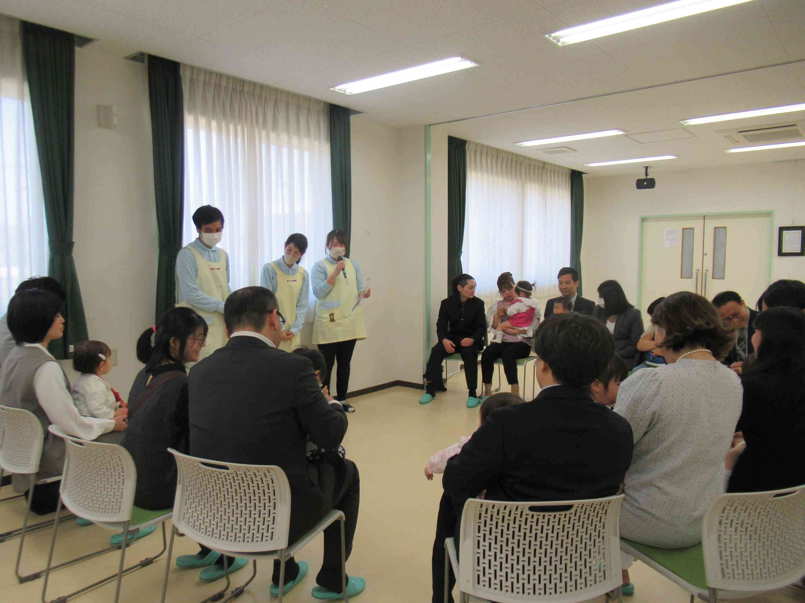 式のあとクラスごとに集まって自己紹介を！これから仲良くしましょう！