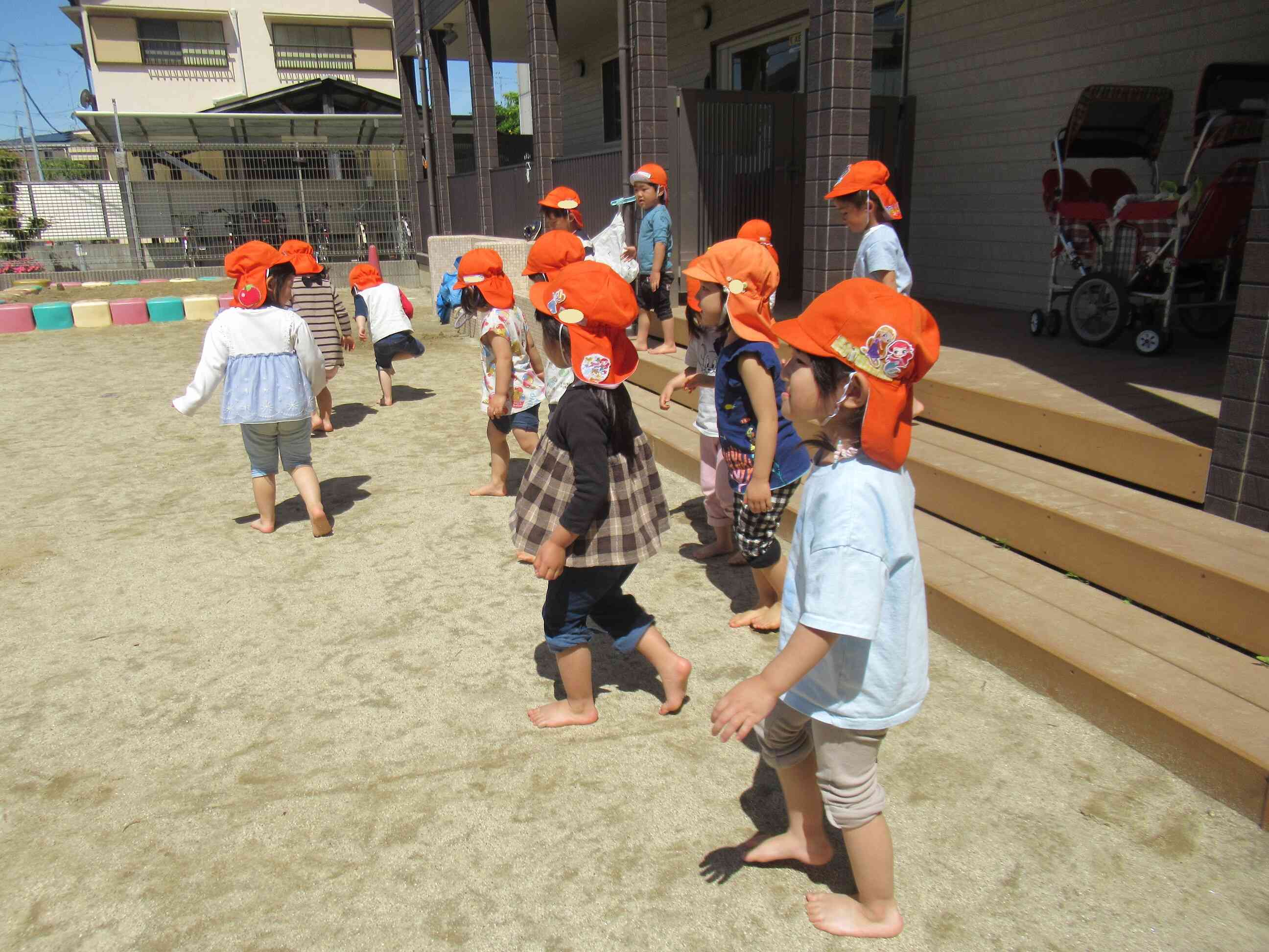裸足で砂遊び（りす組・3歳児）