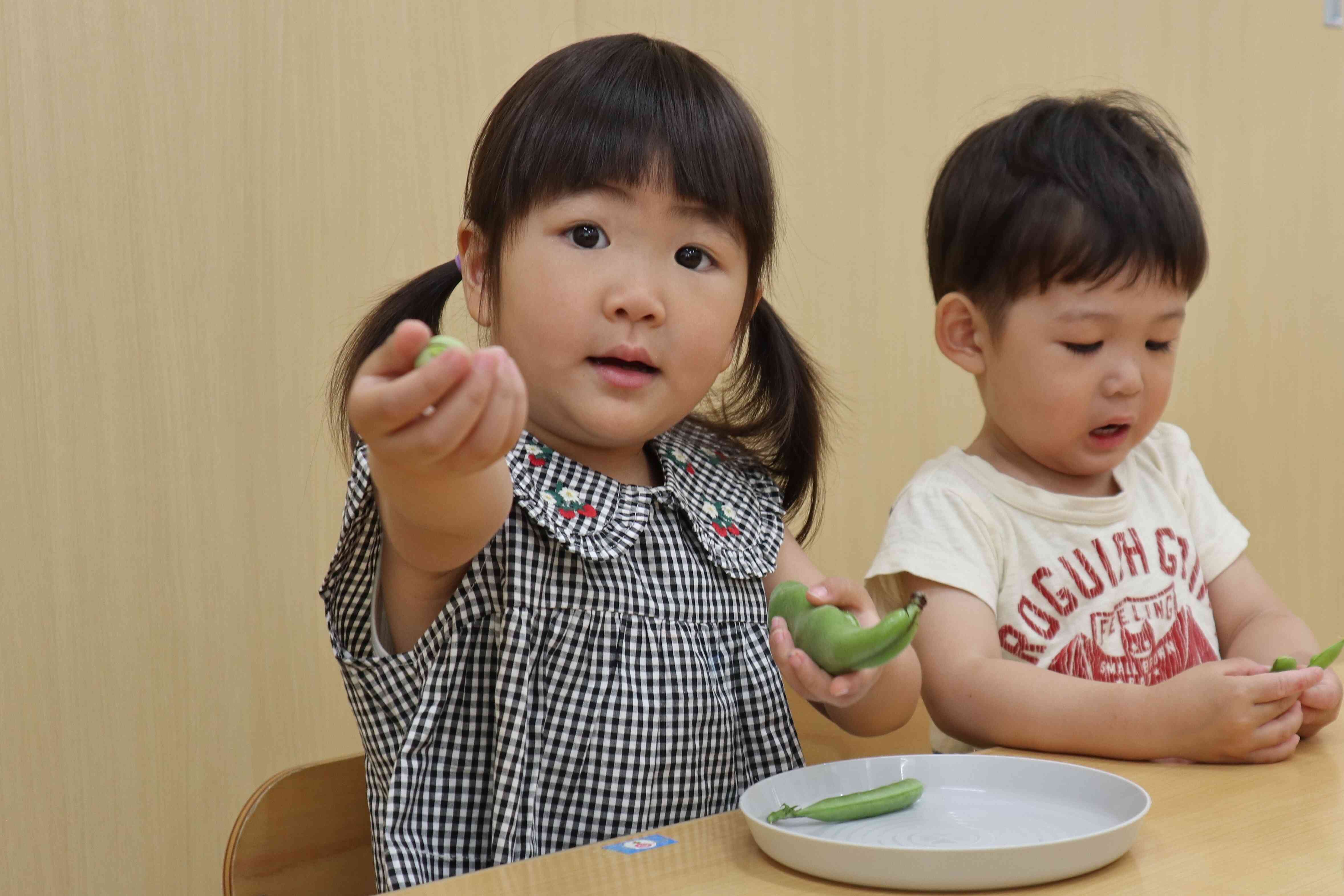 出てきたそら豆を保育者に見せてくれました！