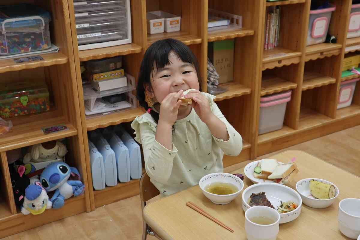 クッキングで作ったサンドウィッチを「いただきま～す！」
