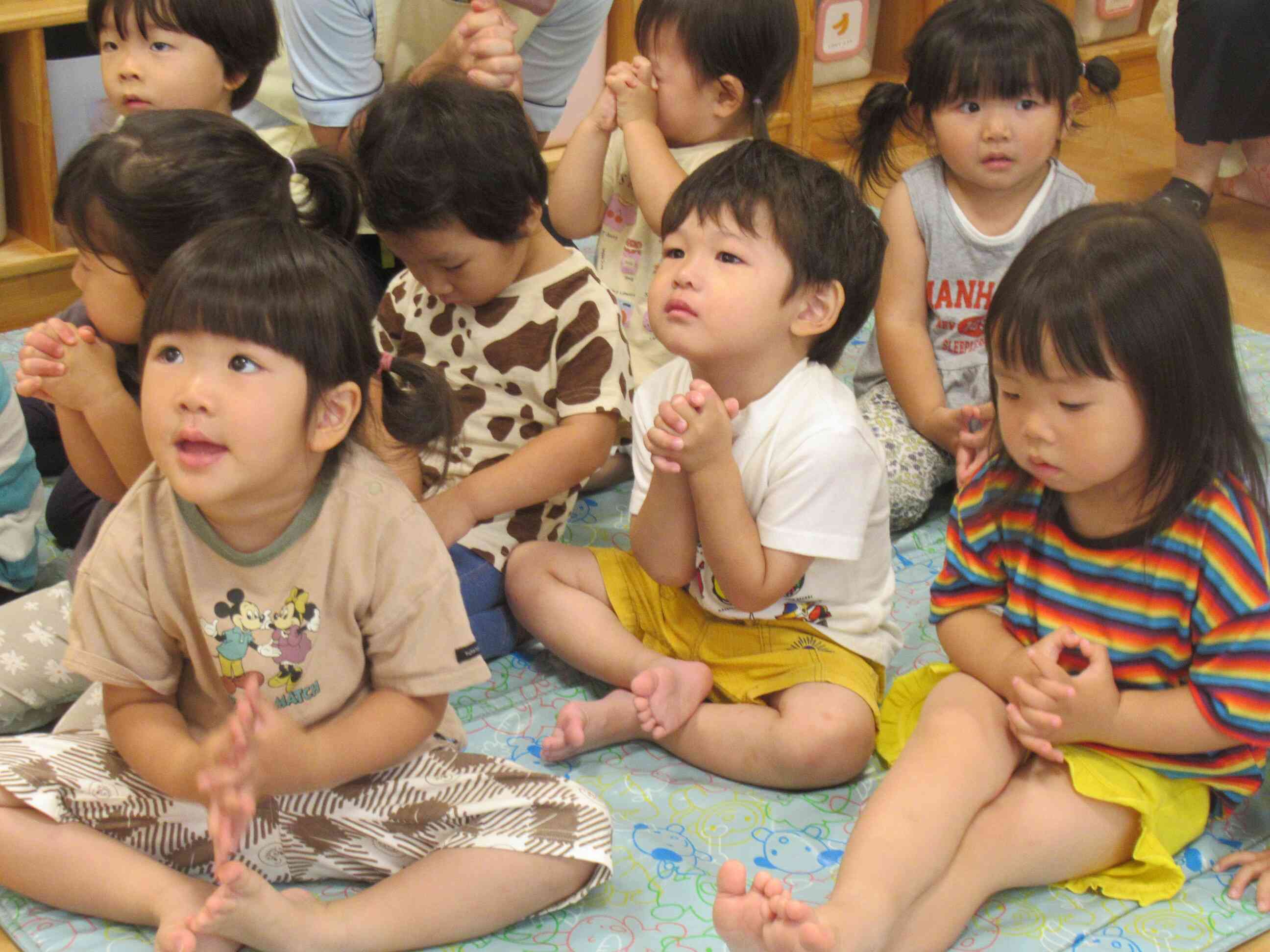 お願い事が叶いますように！（手を組んでお祈りしています）