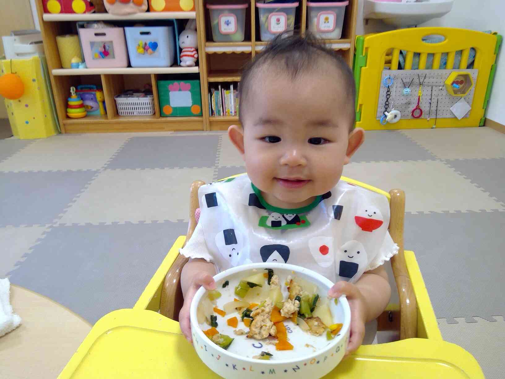 手づかみ食べで頑張って食べてるよ♪