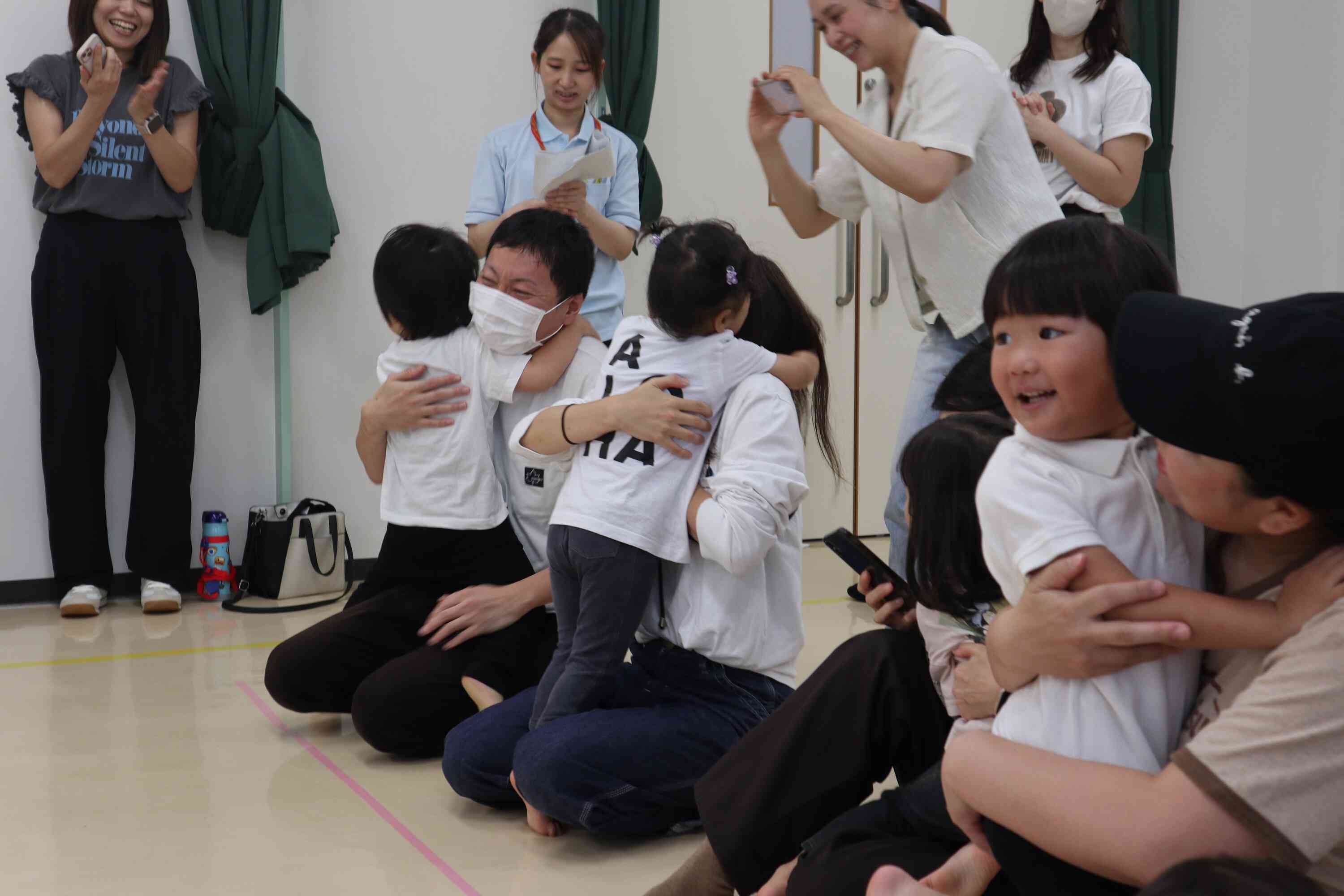 大好きなお父さんお母さんのところまで走って！「ぎゅーっ」としてもらってゴール！