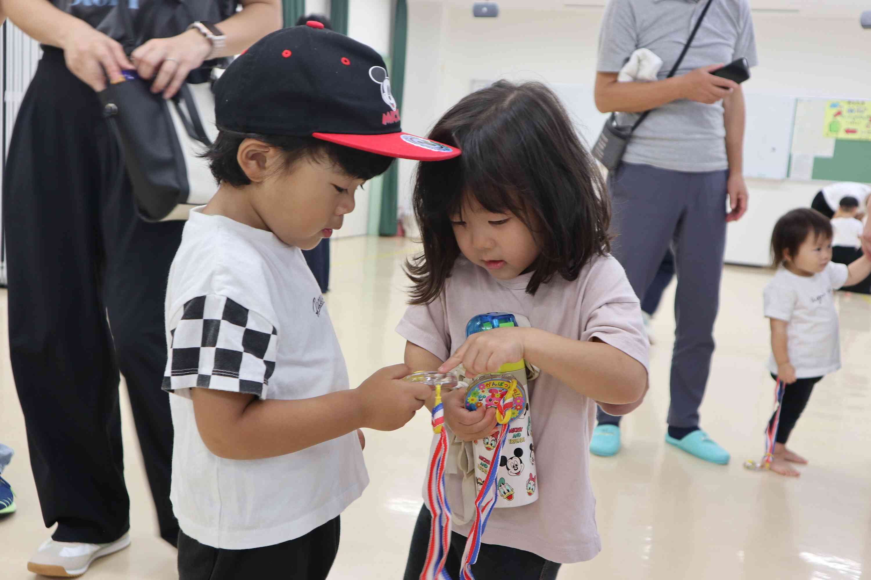 ご褒美のメダルを見せ合って♪