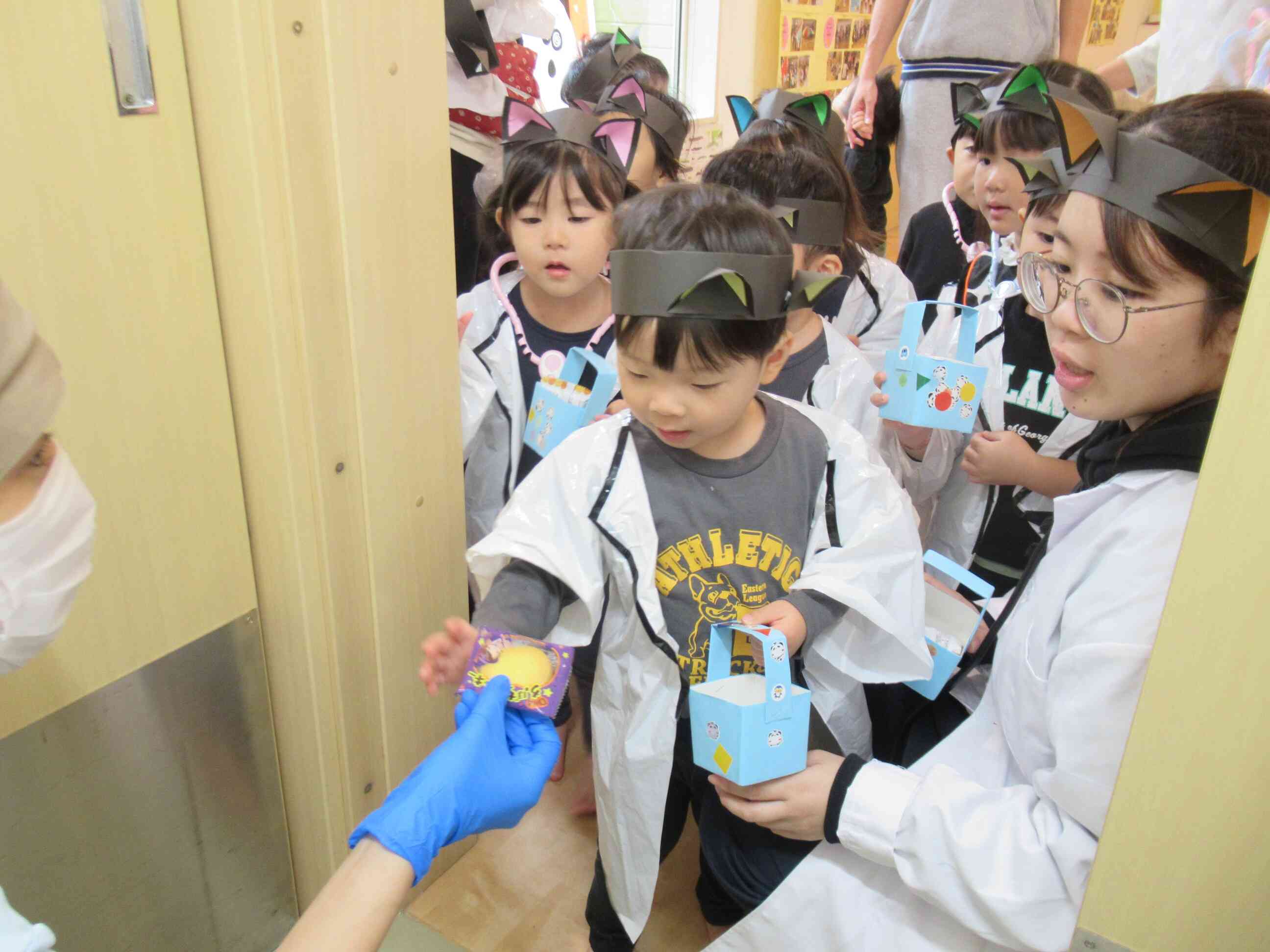 給食の先生からお菓子を貰ったよ！