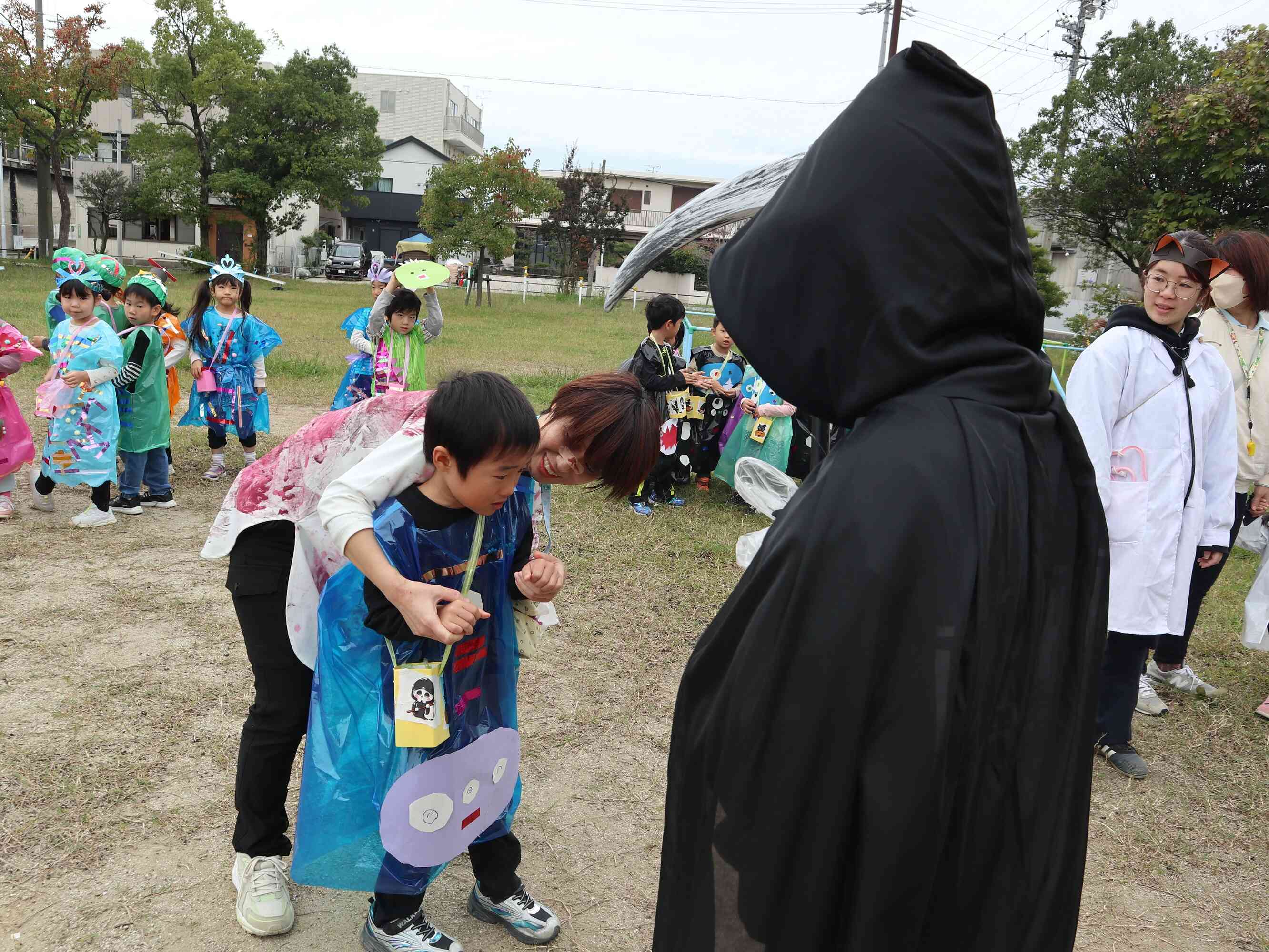 こっ、こわい！先生と一緒にお菓子を貰おう！