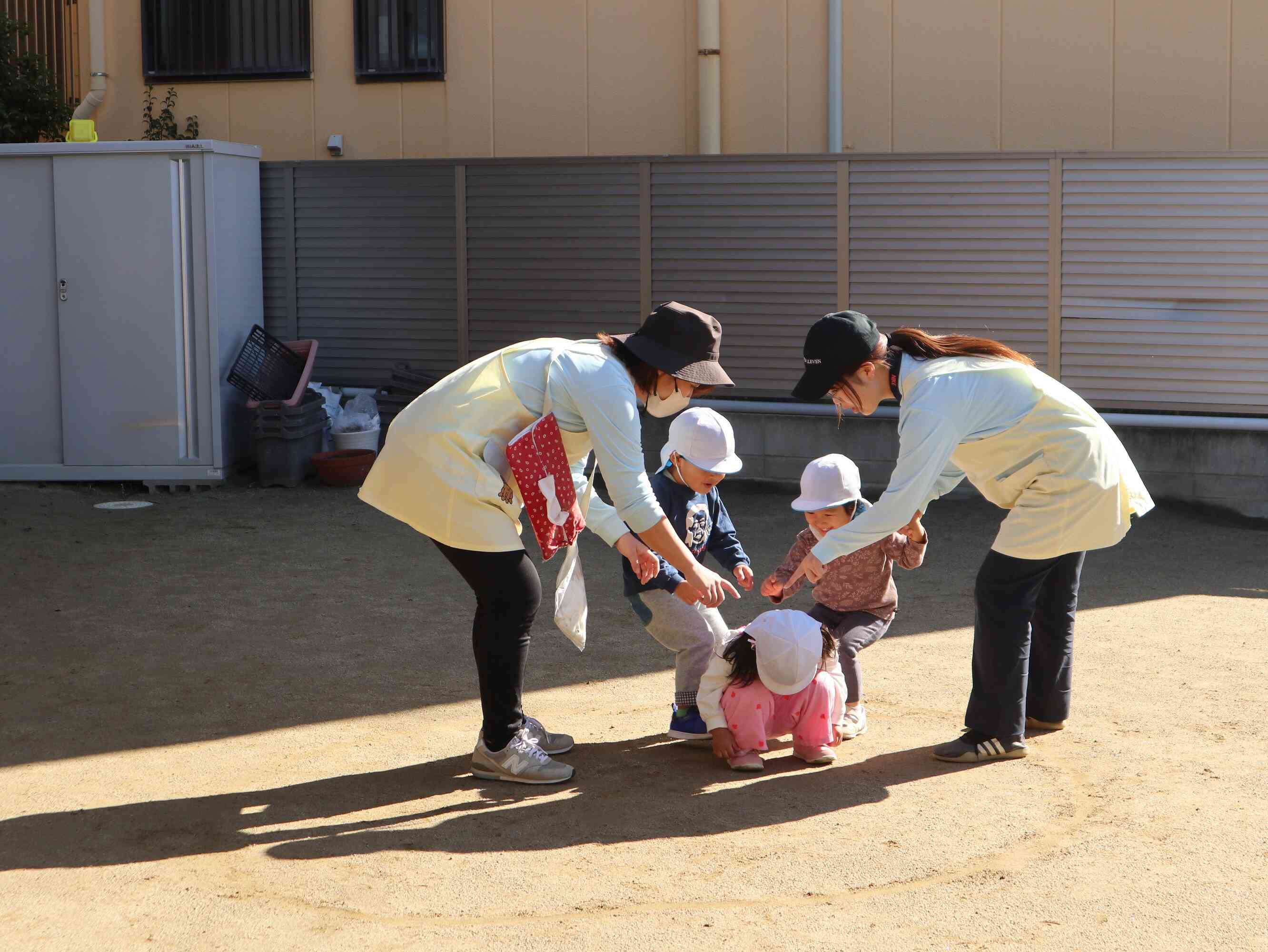 最近は少しずつ集団遊びを取り入れています。「むっくりくまさん」の一コマです