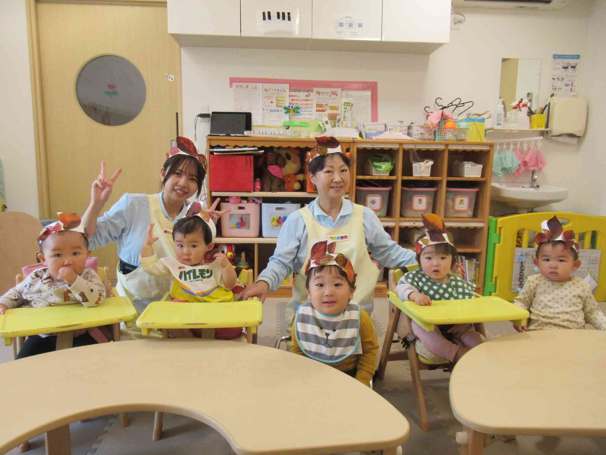 落ち葉を拾って冠を作ったよ！