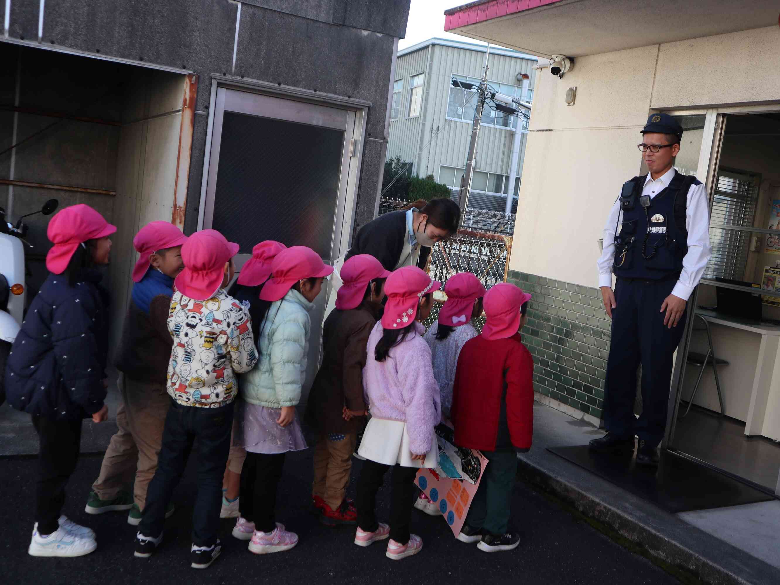 おまわりさんを前にちょっぴり緊張。。。