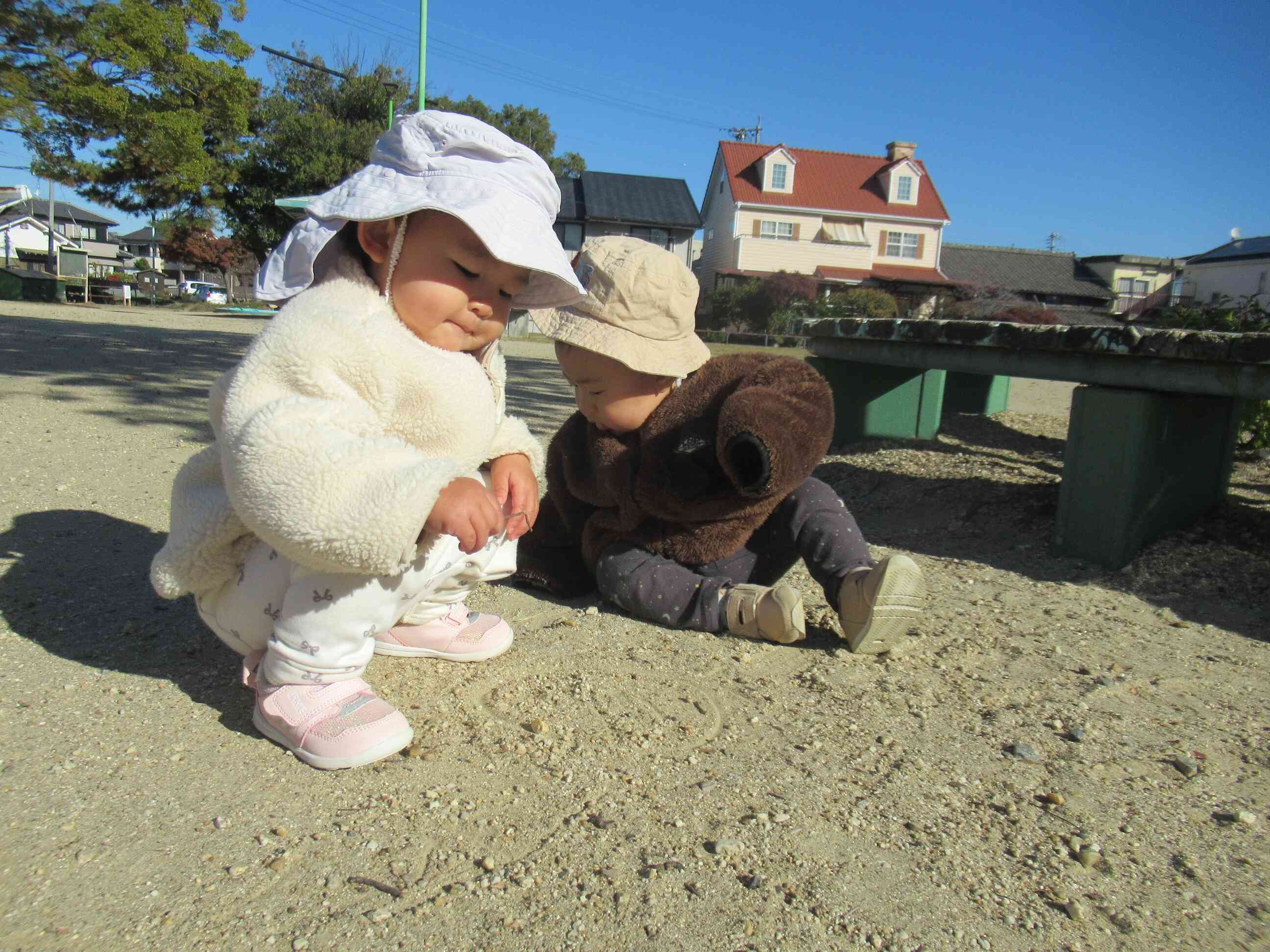 地面にお絵描きすることにハマってるよ★