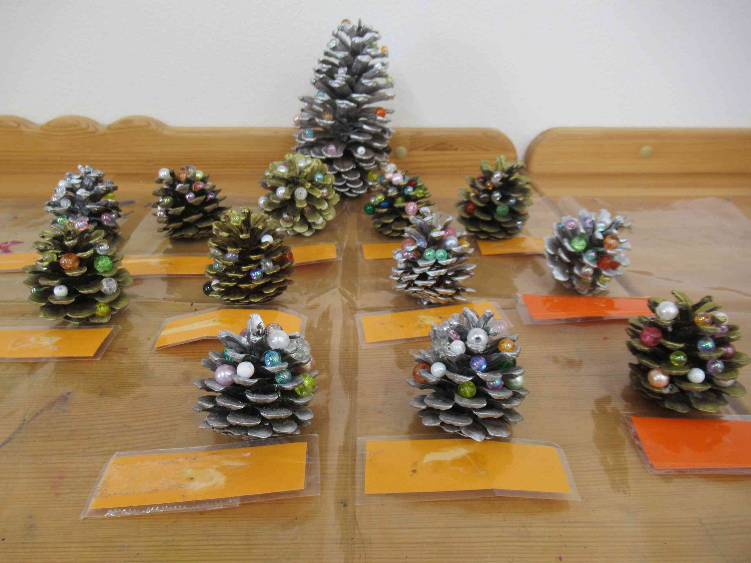 STEAEMでは…「松ぼっくりのリース飾り」