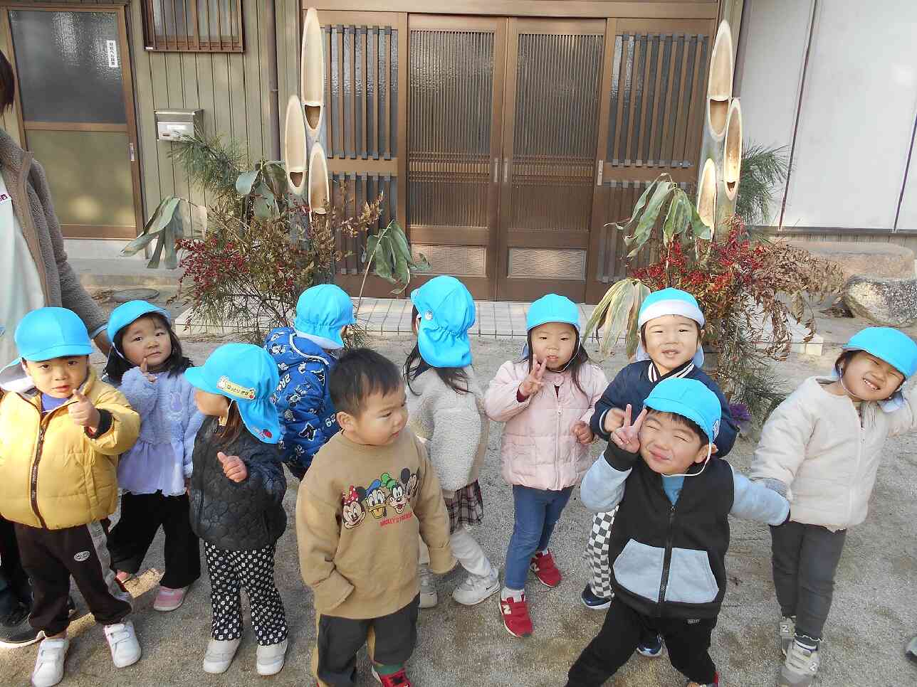 神社の門松で「ハイ、チーズ！」