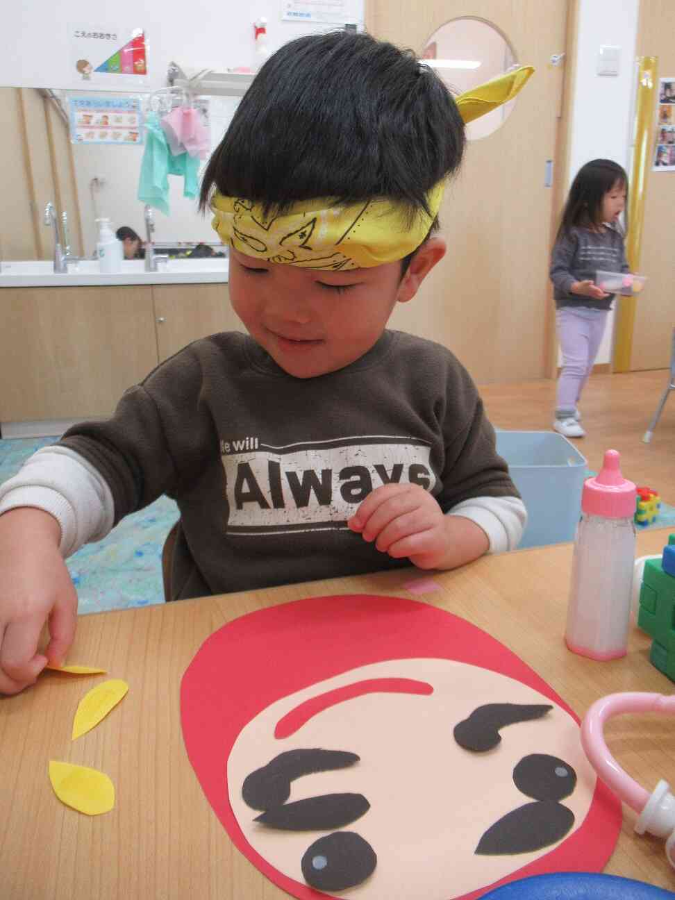 隙間からのぞいているうちに、目隠しがハチマキになってしまいました！